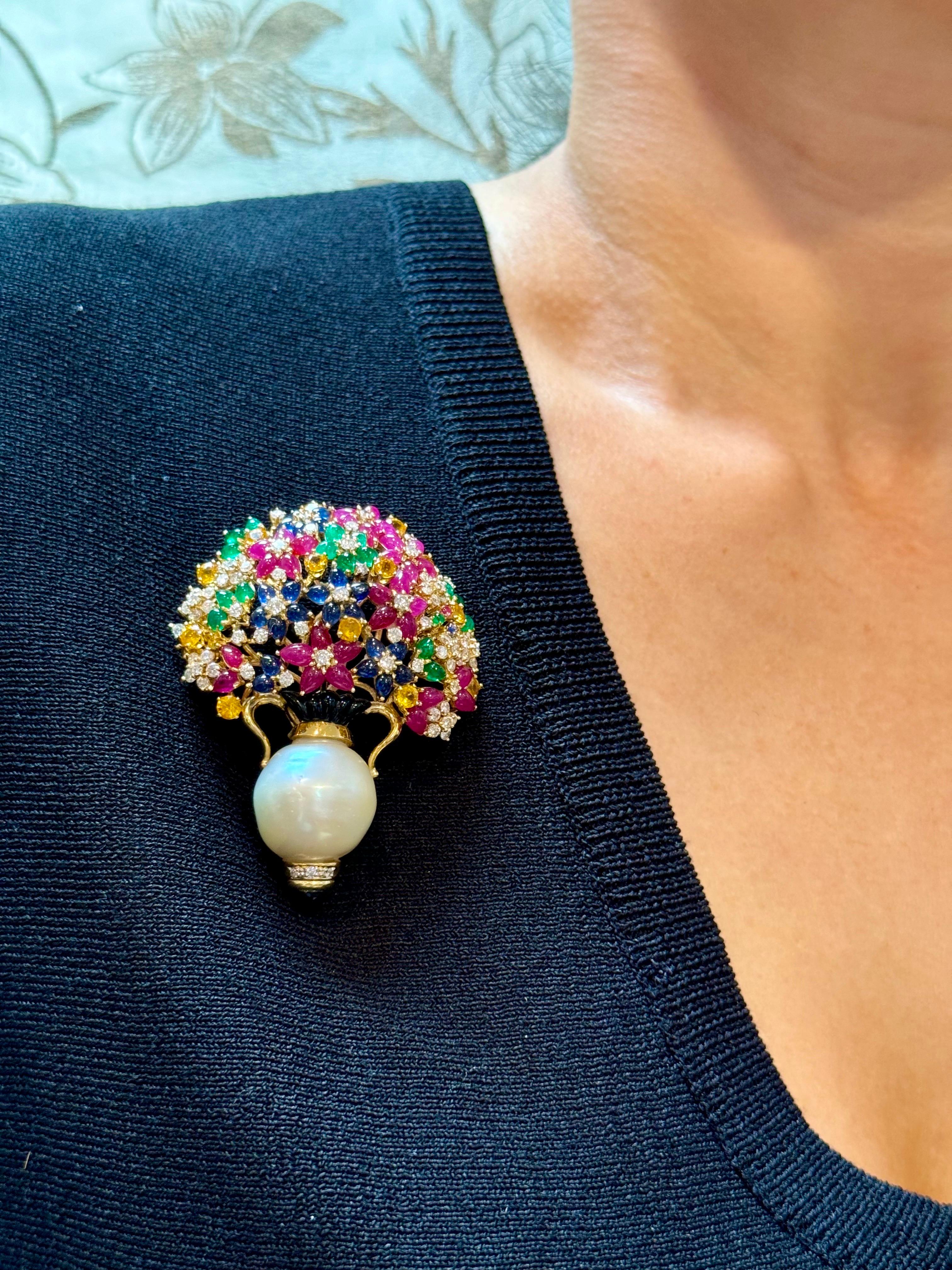 Broche de oro de 18 quilates con forma de cesta de flores de zafiro, rubí, esmeralda, diamante y perla en venta 6