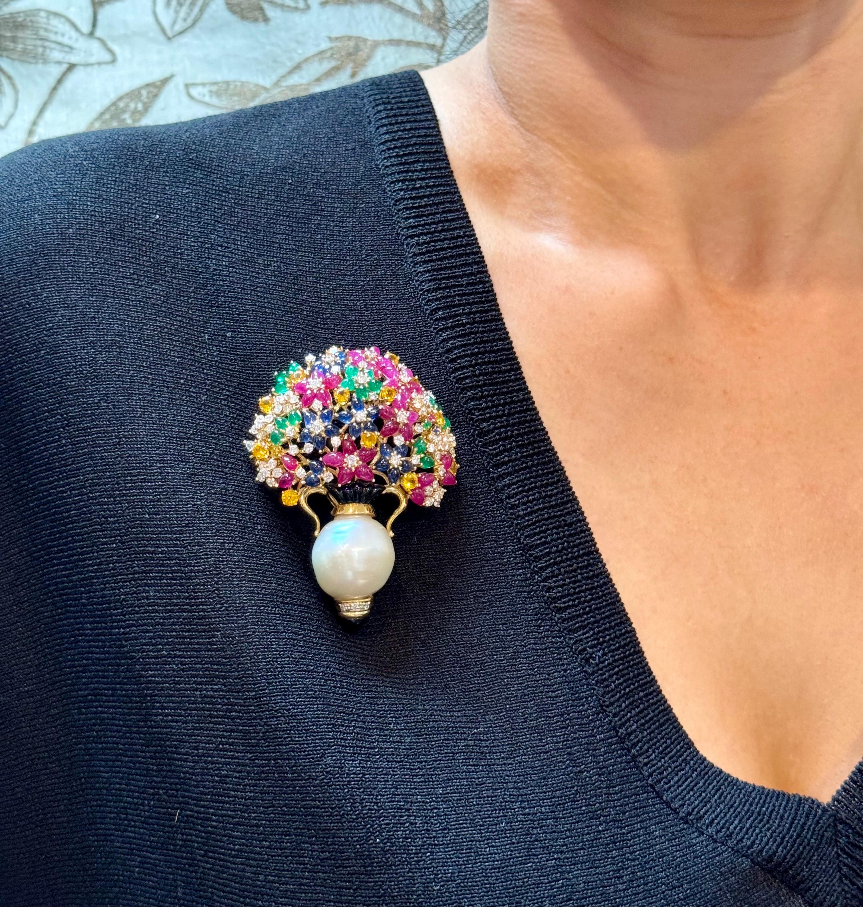 Broche de oro de 18 quilates con forma de cesta de flores de zafiro, rubí, esmeralda, diamante y perla en venta 8