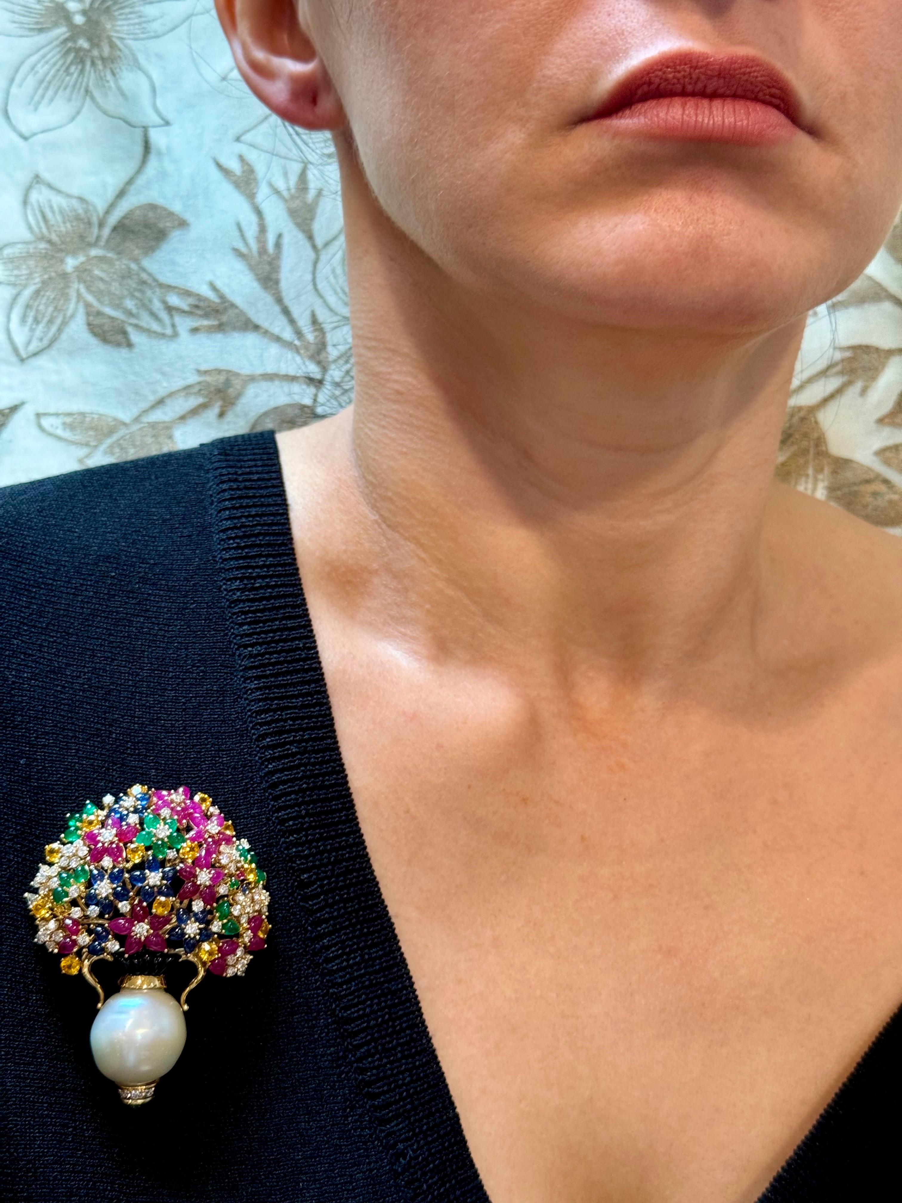 Broche de oro de 18 quilates con forma de cesta de flores de zafiro, rubí, esmeralda, diamante y perla en venta 9