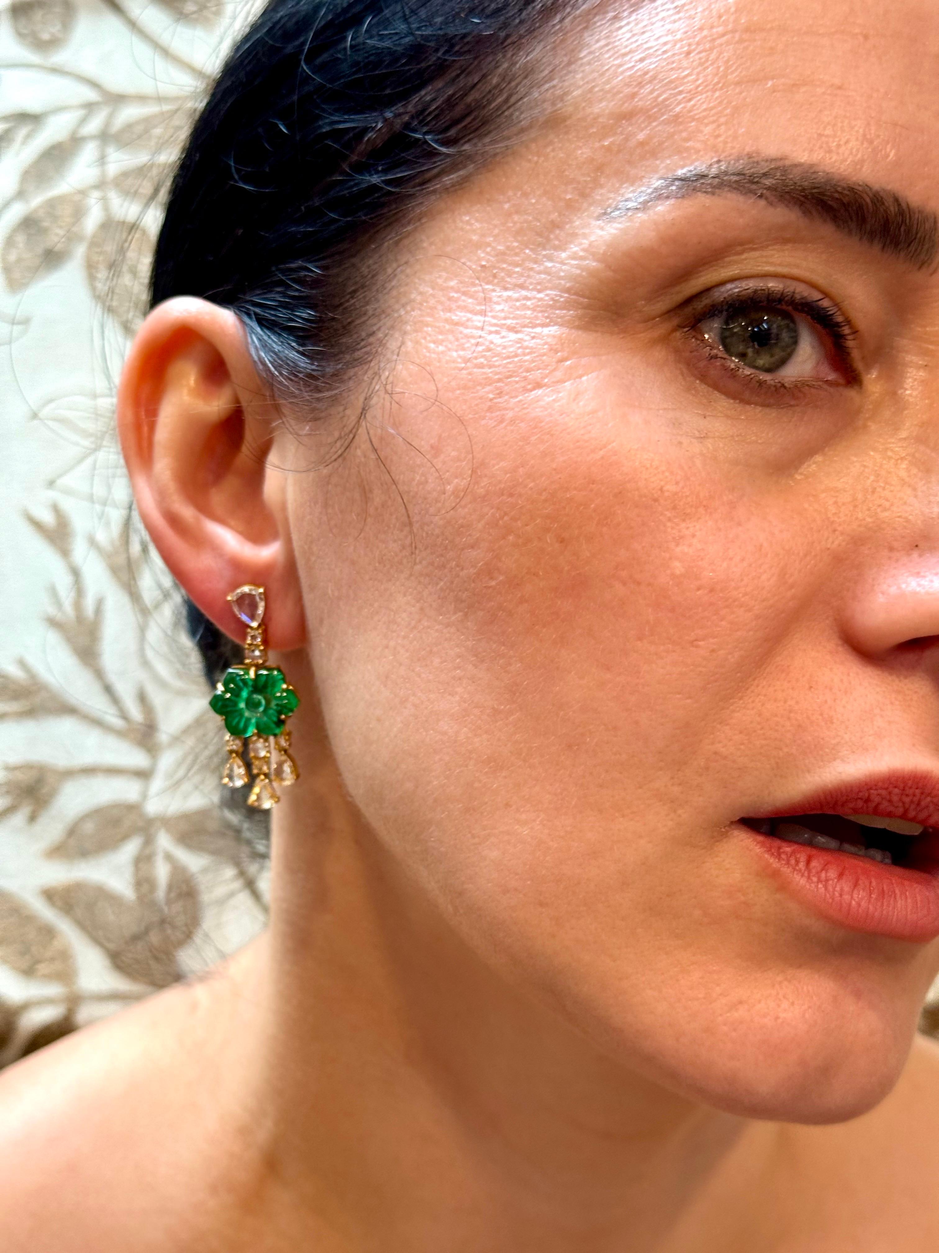 Boucles d'oreilles pendantes en or jaune 22 carats, émeraude taillée 12 carats et diamant rose 5 carats en vente 10