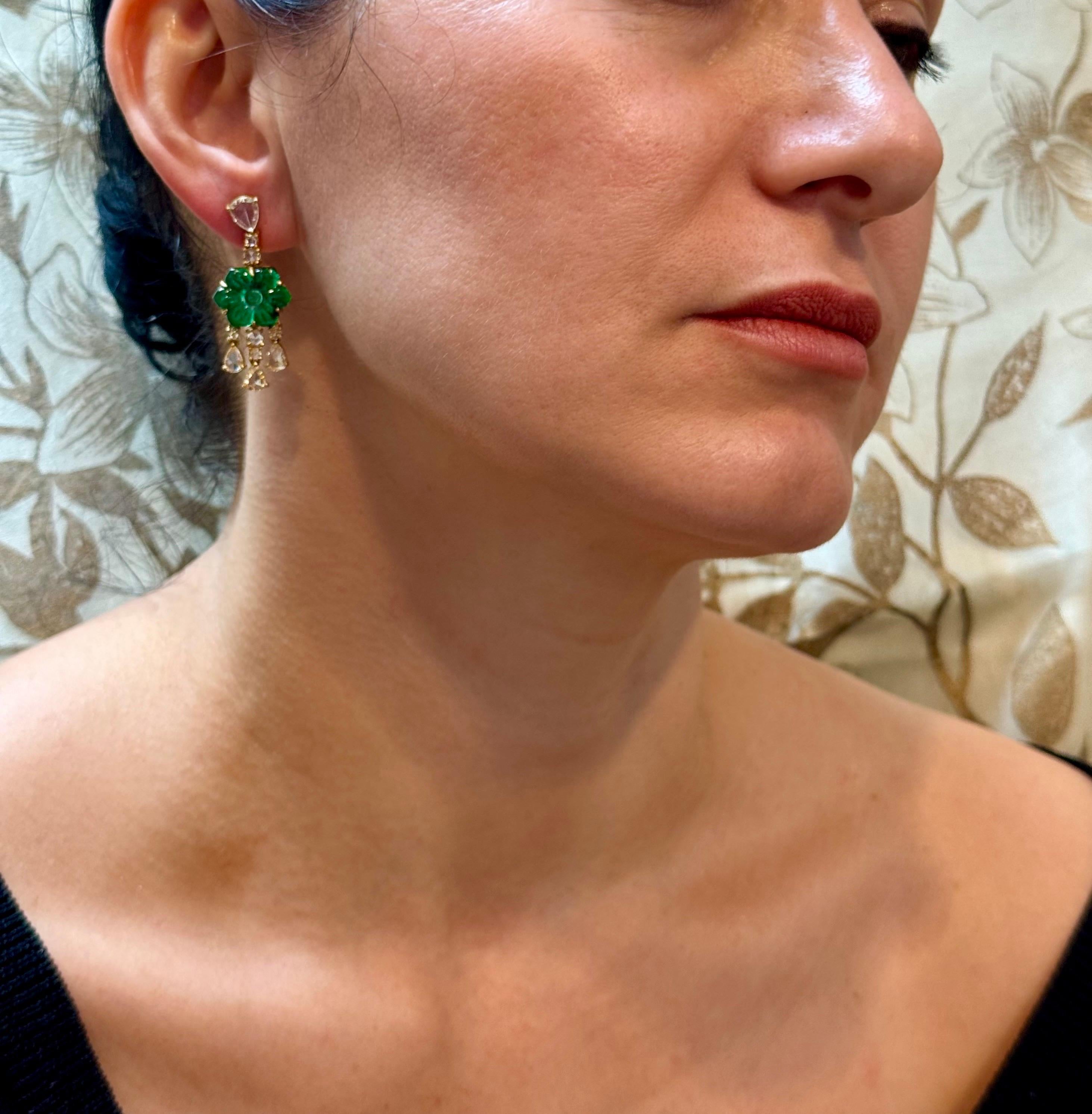 Boucles d'oreilles pendantes en or jaune 22 carats, émeraude taillée 12 carats et diamant rose 5 carats en vente 8
