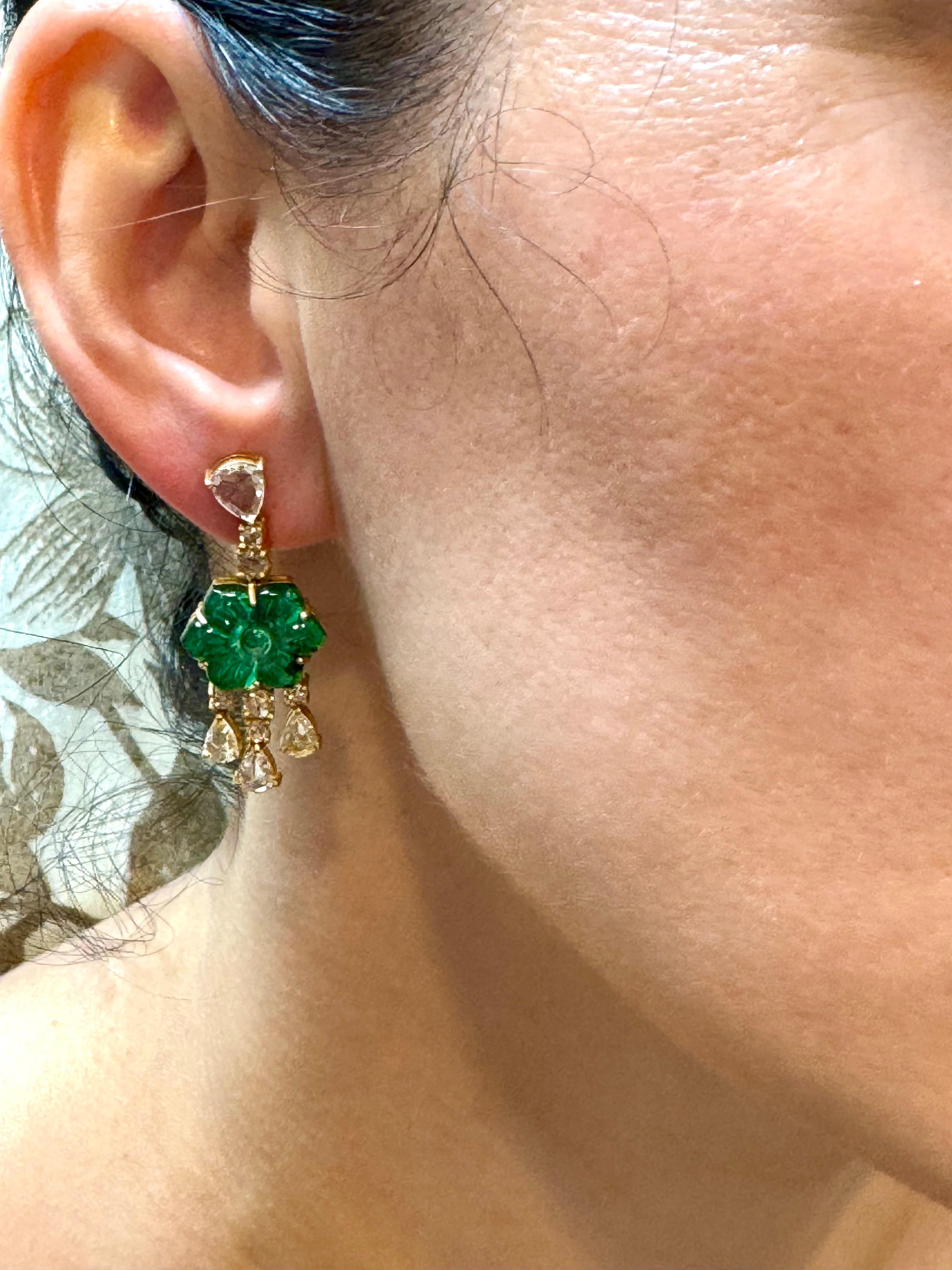 Boucles d'oreilles pendantes en or jaune 22 carats, émeraude taillée 12 carats et diamant rose 5 carats en vente 11