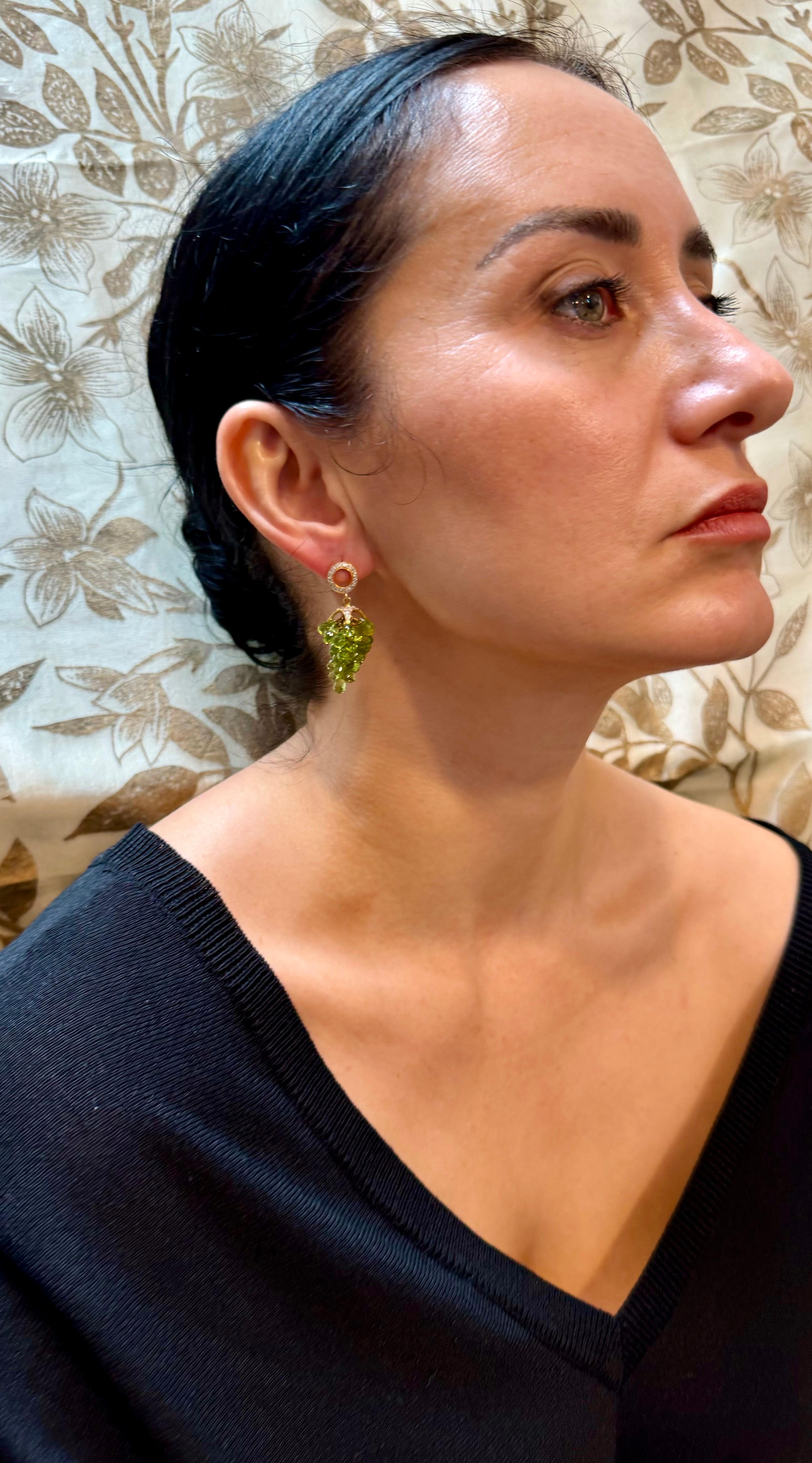 Pendants d'oreilles en or jaune 18 carats avec briolette de péridots naturels et diamants en vente 8