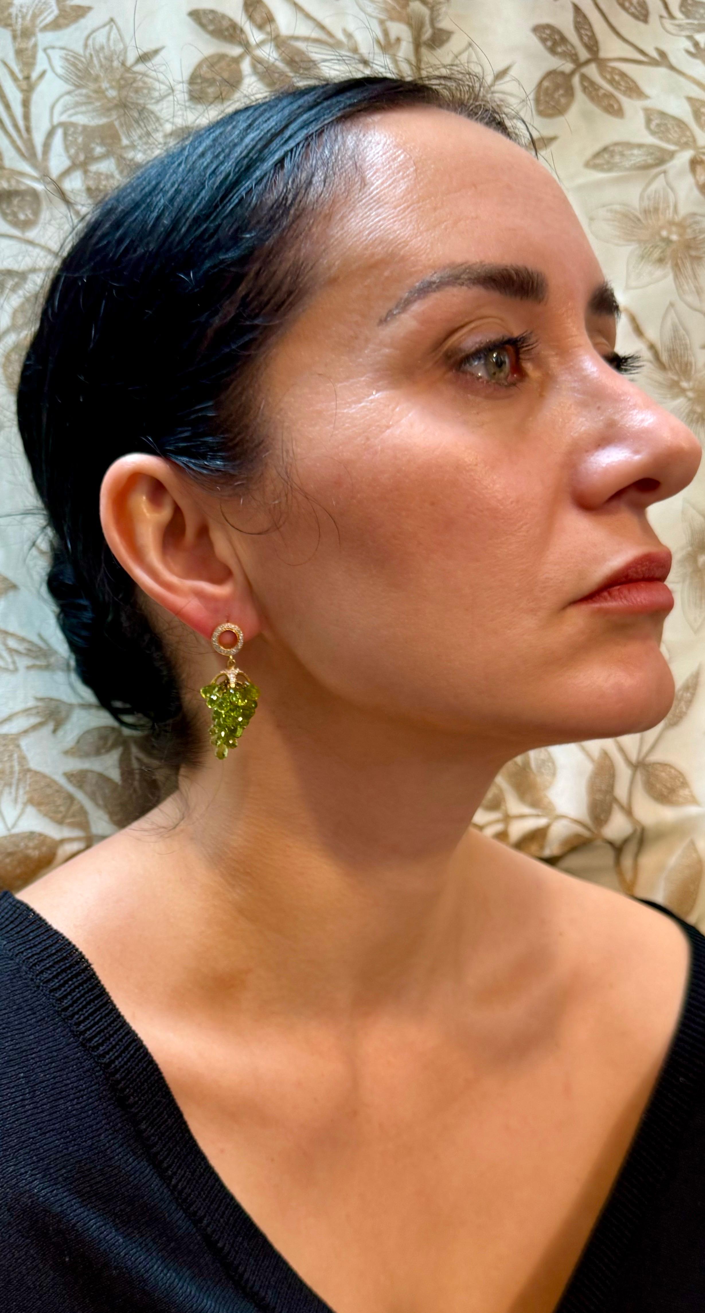 Pendants d'oreilles en or jaune 18 carats avec briolette de péridots naturels et diamants en vente 9