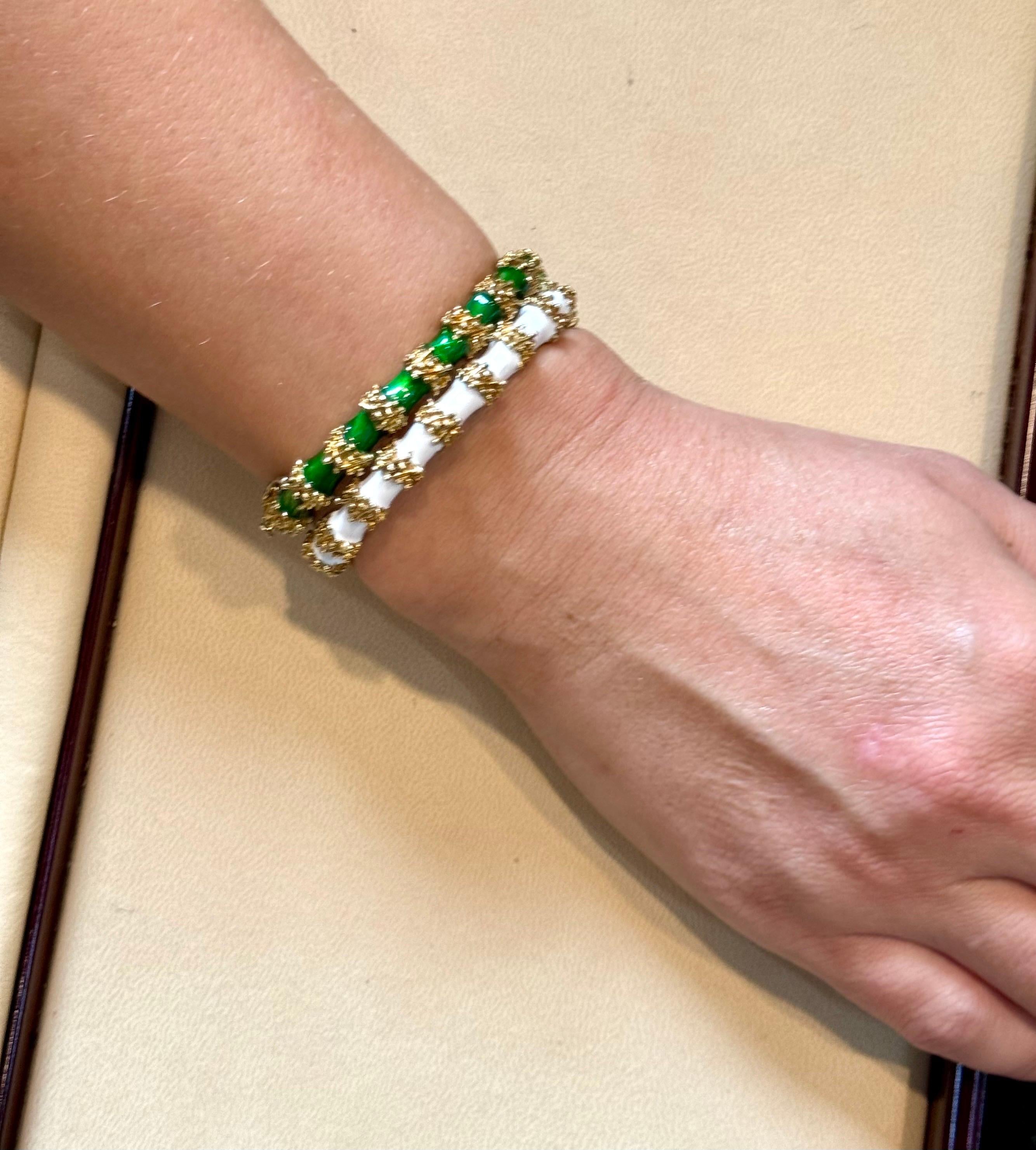 Paire de bracelets et bracelets en or jaune 18 carats, 75 g en vente 11