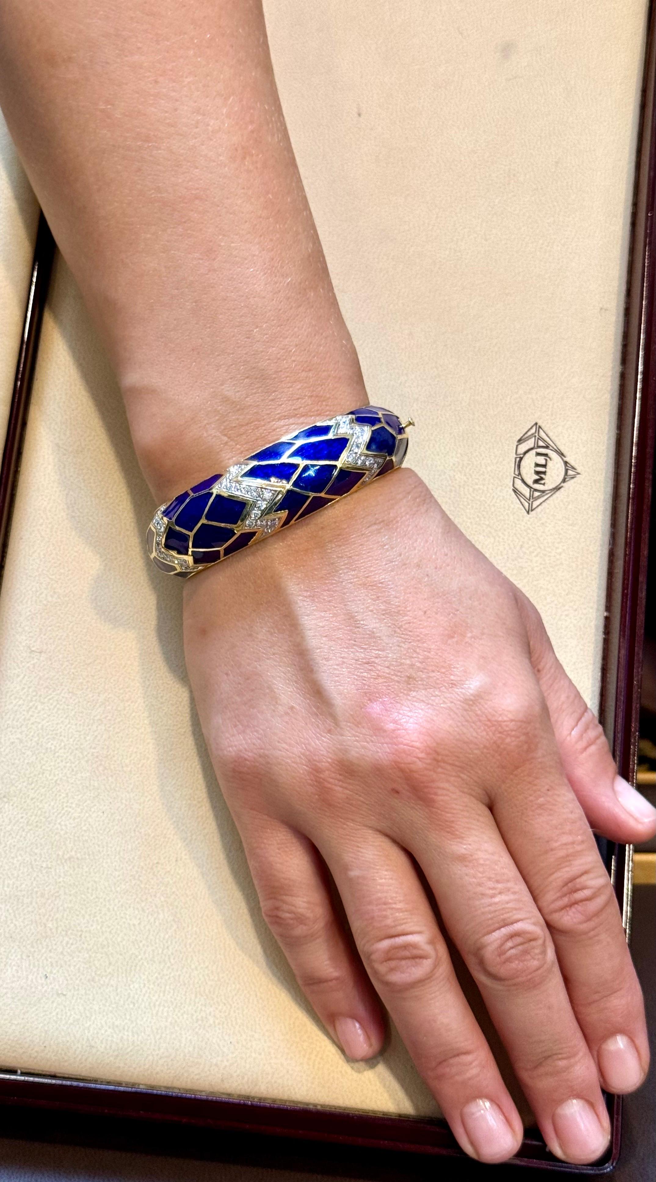 Bracelet jonc / bracelet en or jaune 18 carats, émail bleu et diamants 80 grammes en vente 9
