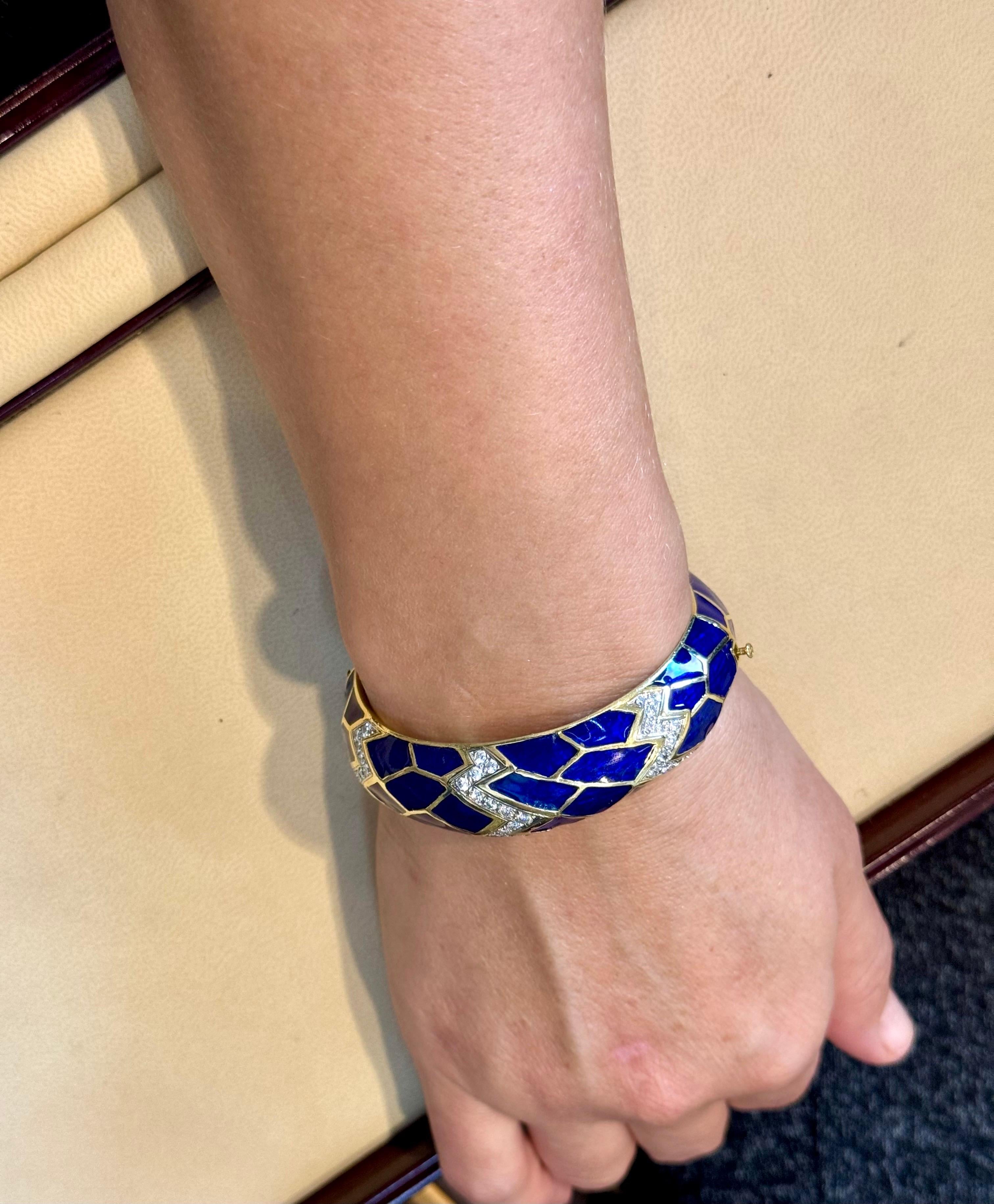 Bracelet jonc / bracelet en or jaune 18 carats, émail bleu et diamants 80 grammes en vente 10