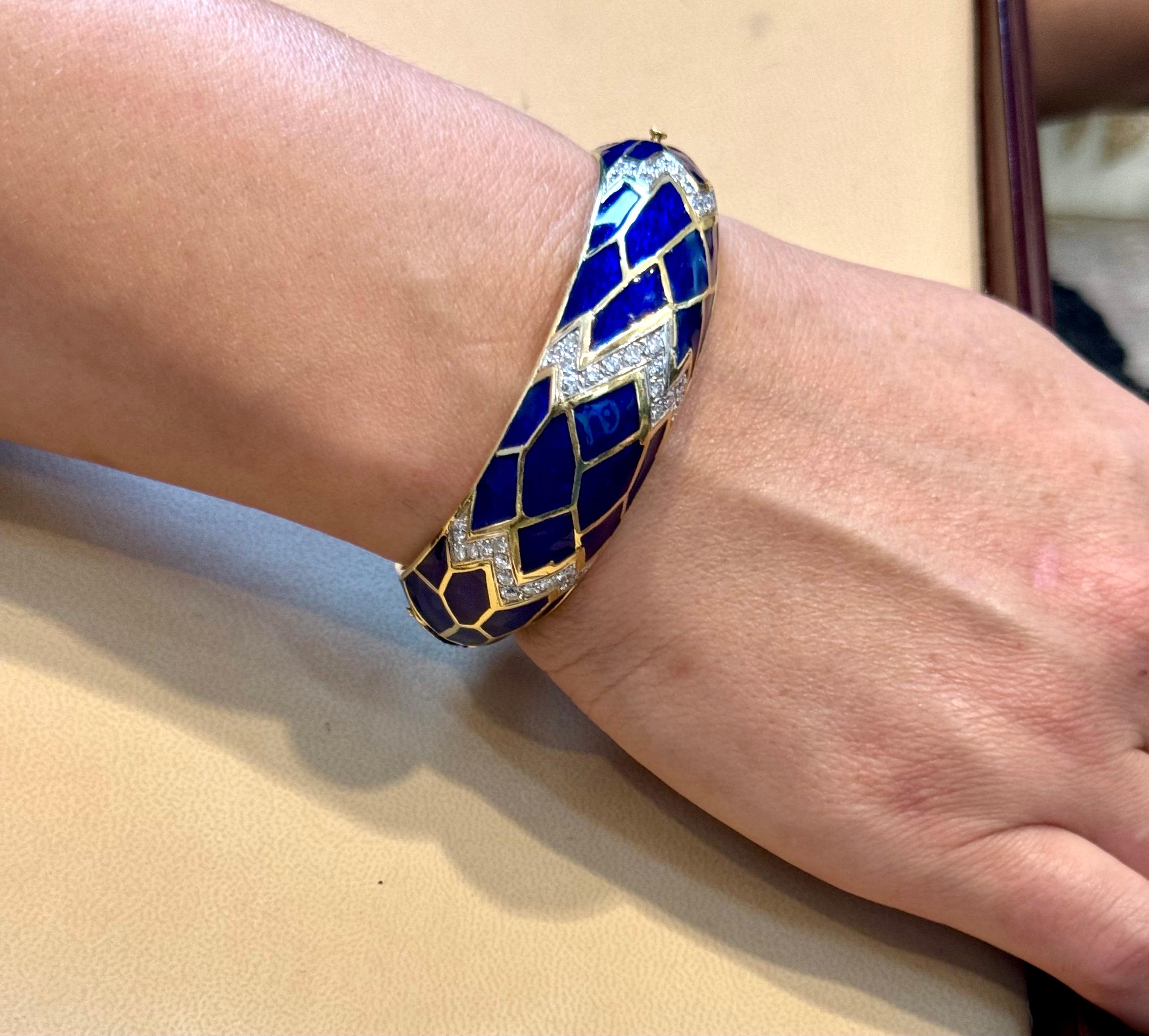 Bracelet jonc / bracelet en or jaune 18 carats, émail bleu et diamants 80 grammes en vente 11