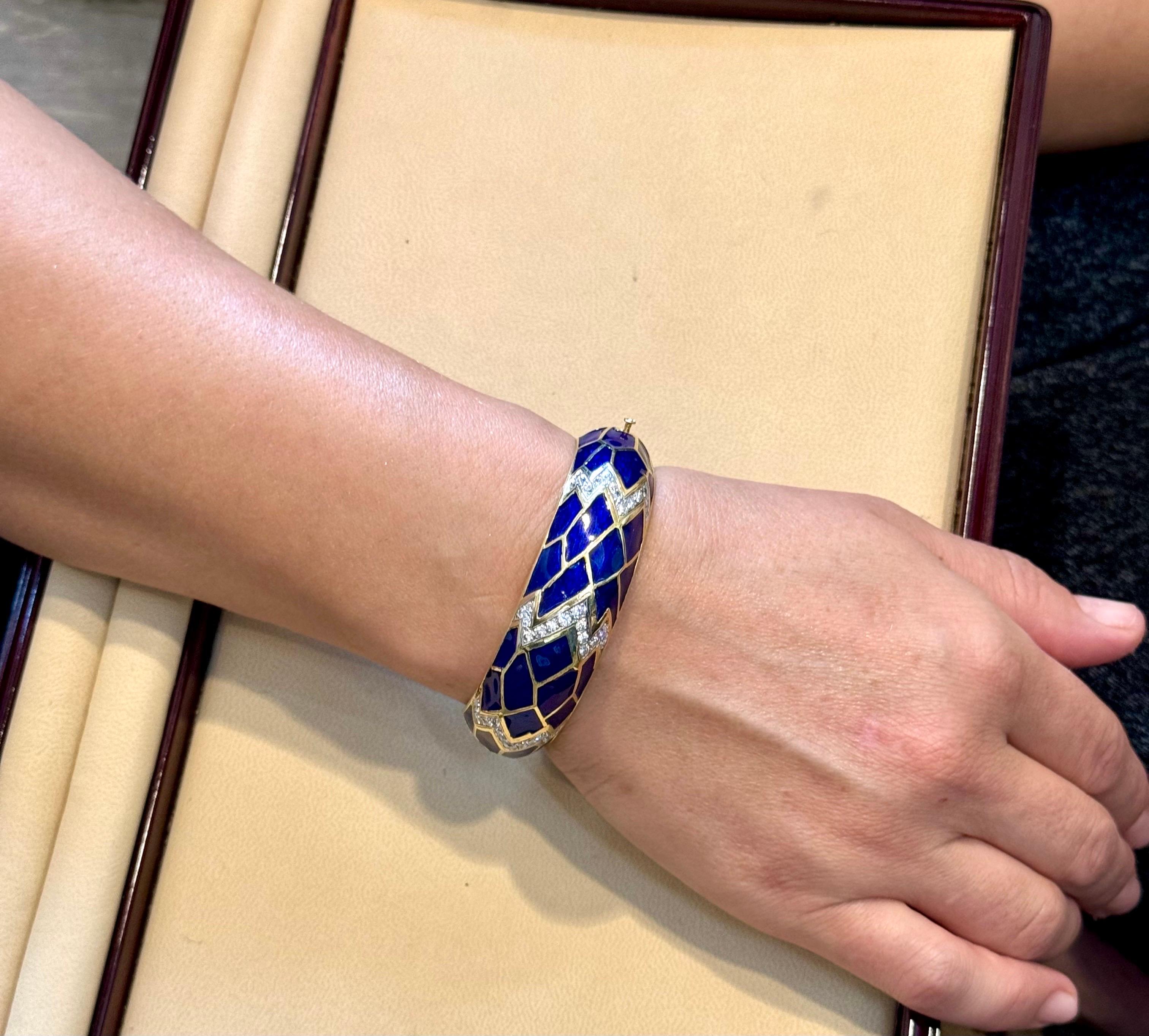 Bracelet jonc / bracelet en or jaune 18 carats, émail bleu et diamants 80 grammes en vente 12