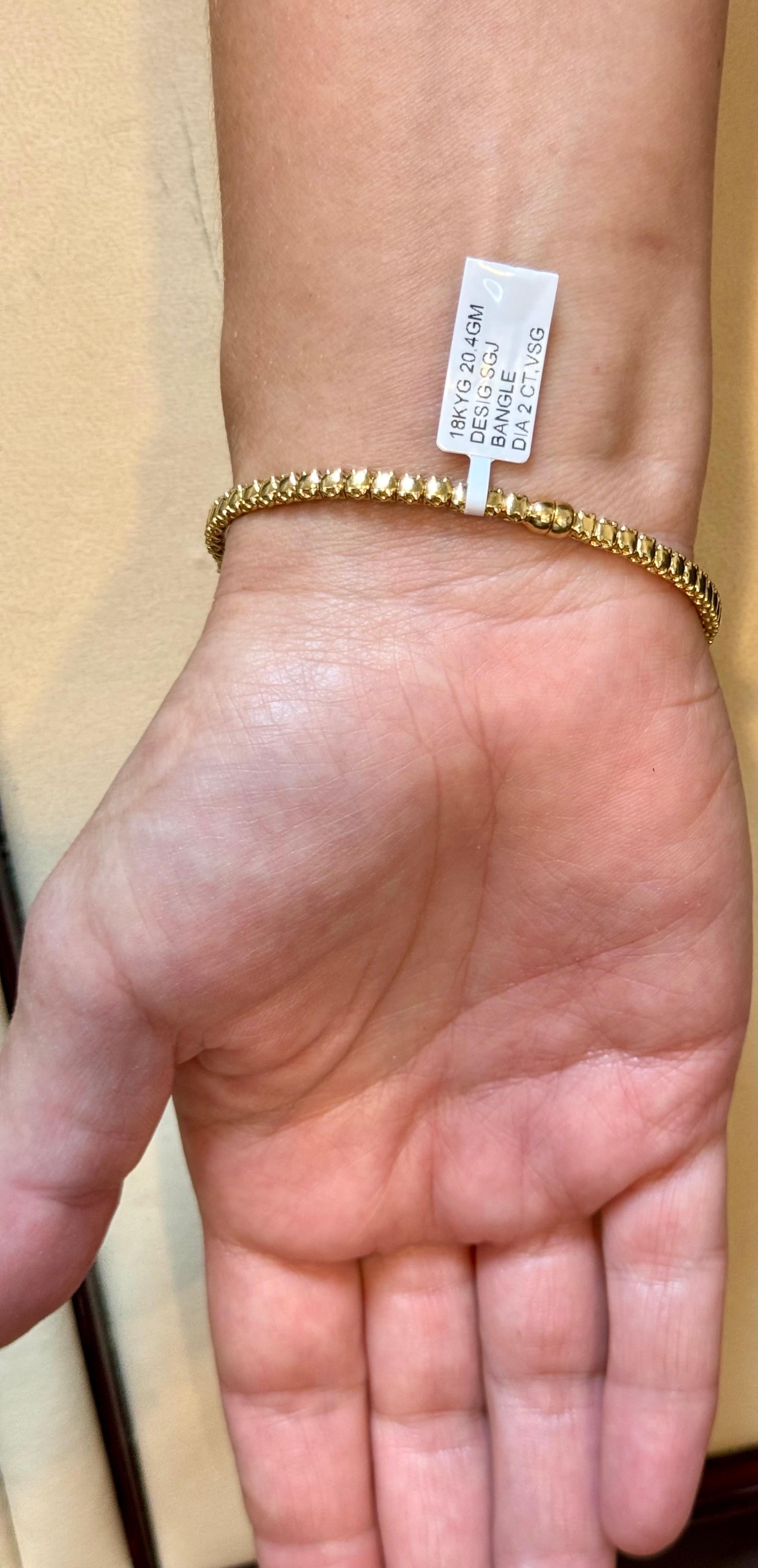 Diamants de 2 carats  Bracelet jonc en or jaune 18 carats 20 grammes, signé SGJ en vente 3