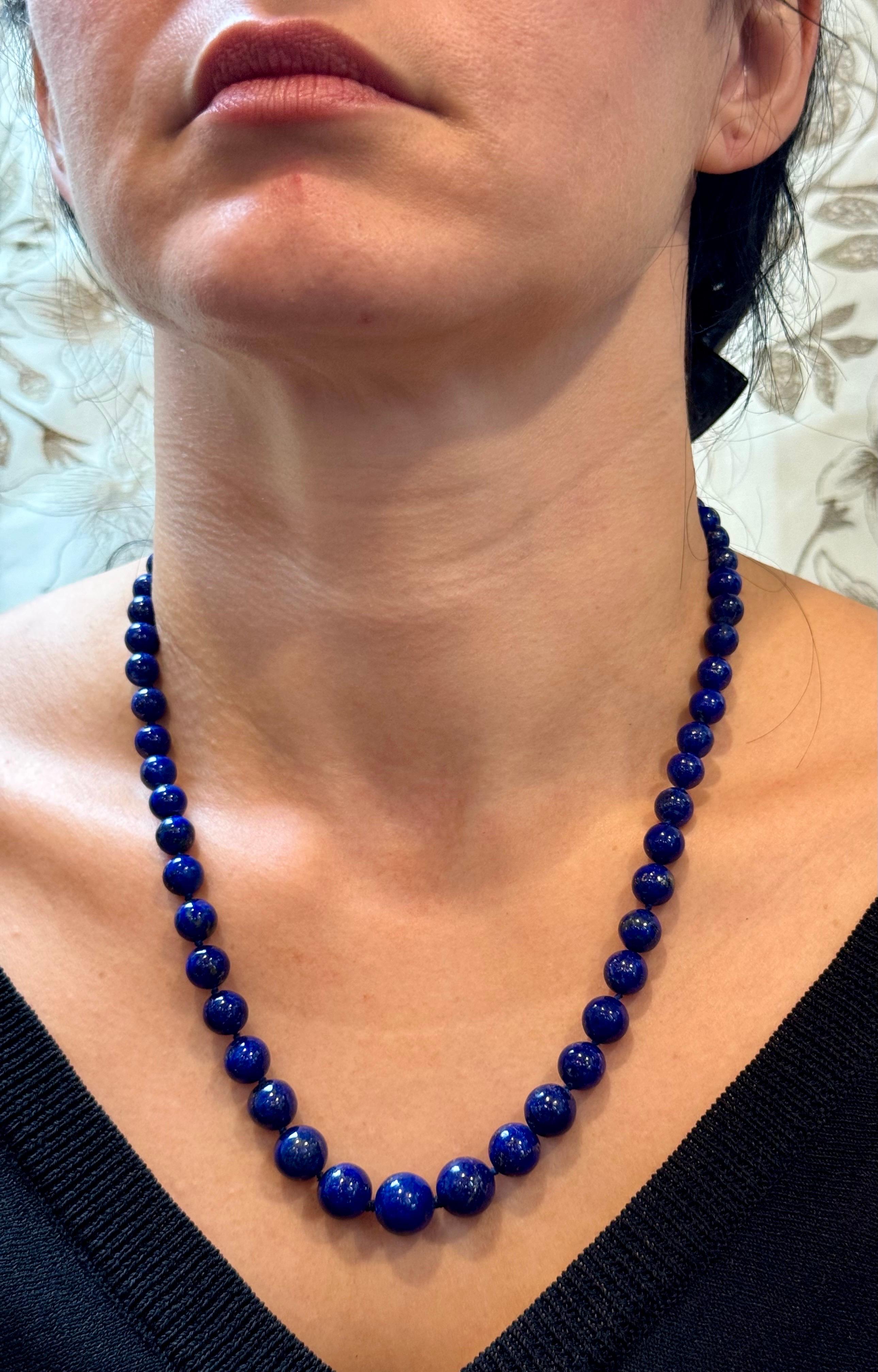 Collar Vintage Graduado de Lapislázuli de una sola vuelta Cierre de Oro Amarillo de 14 Kt en venta 8