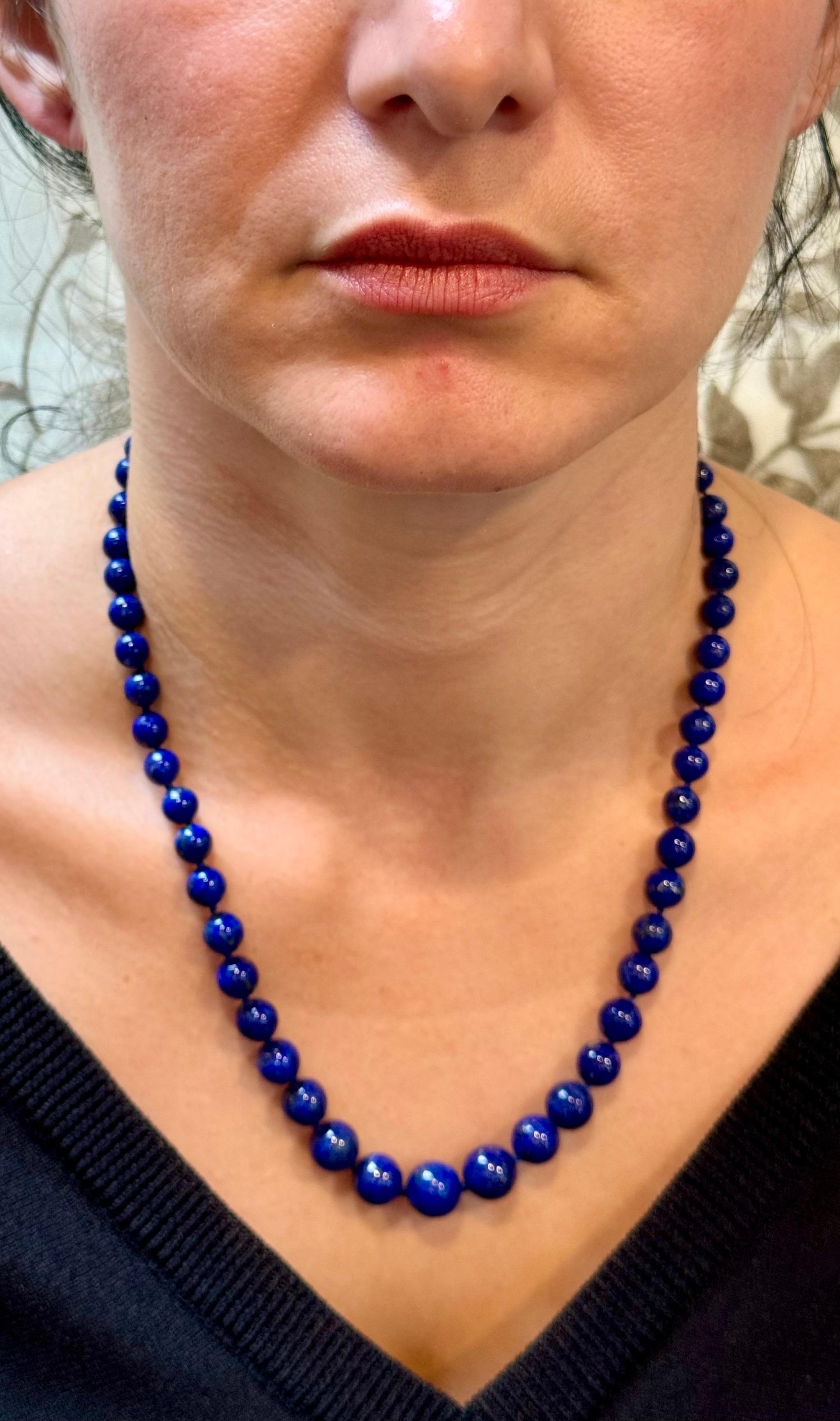 Collar Vintage Graduado de Lapislázuli de una sola vuelta Cierre de Oro Amarillo de 14 Kt en venta 9