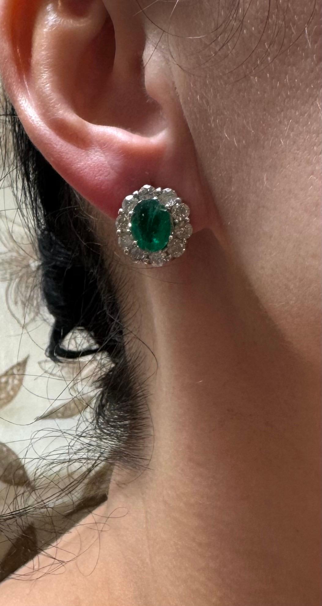 Orecchini con smeraldo di forma ovale da 5 carati e diamanti da 2 carati in oro bianco 14 carati in vendita 7