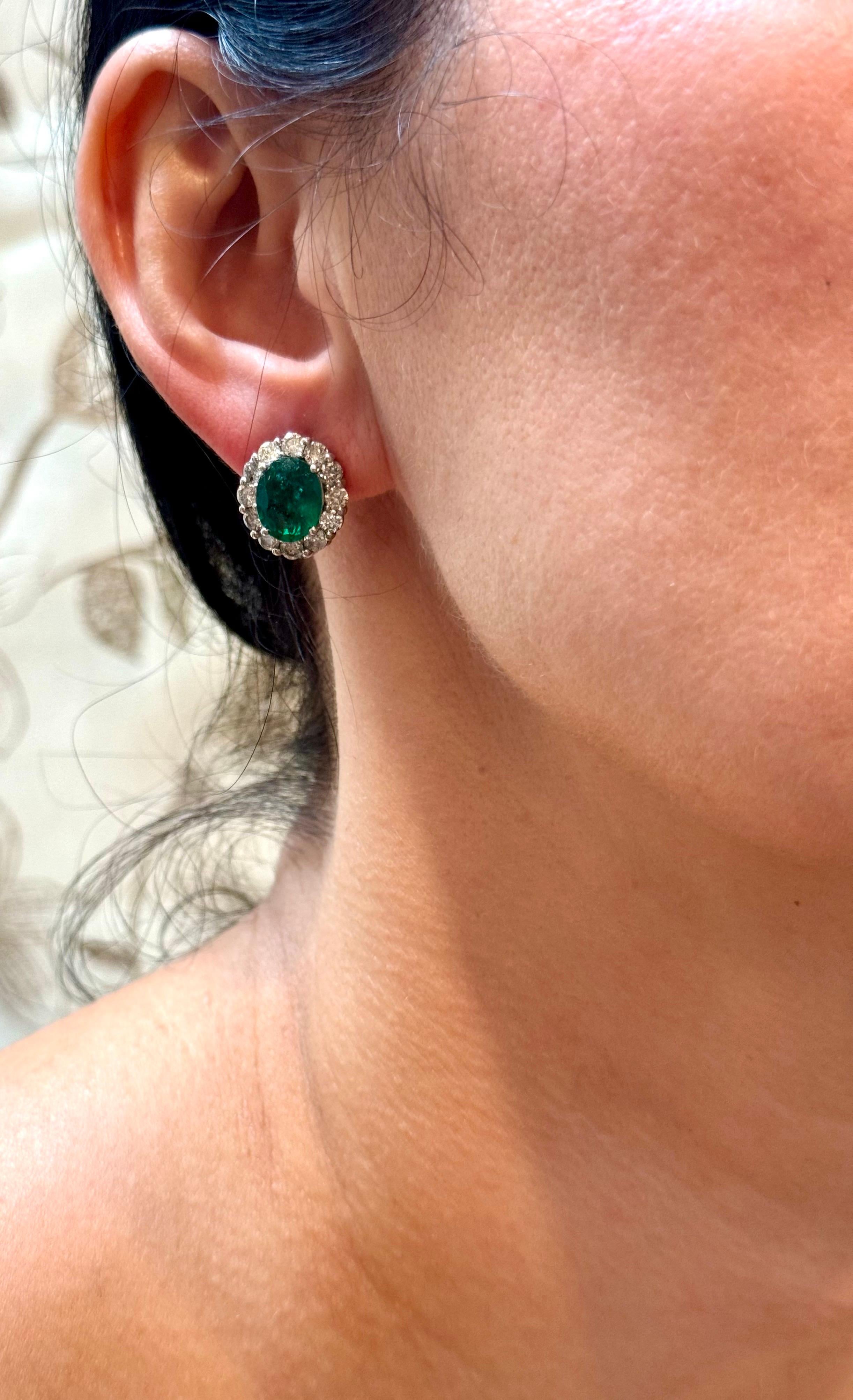 Orecchini con smeraldo di forma ovale da 6 carati e diamanti da 2 carati in oro bianco 14 carati in vendita 12