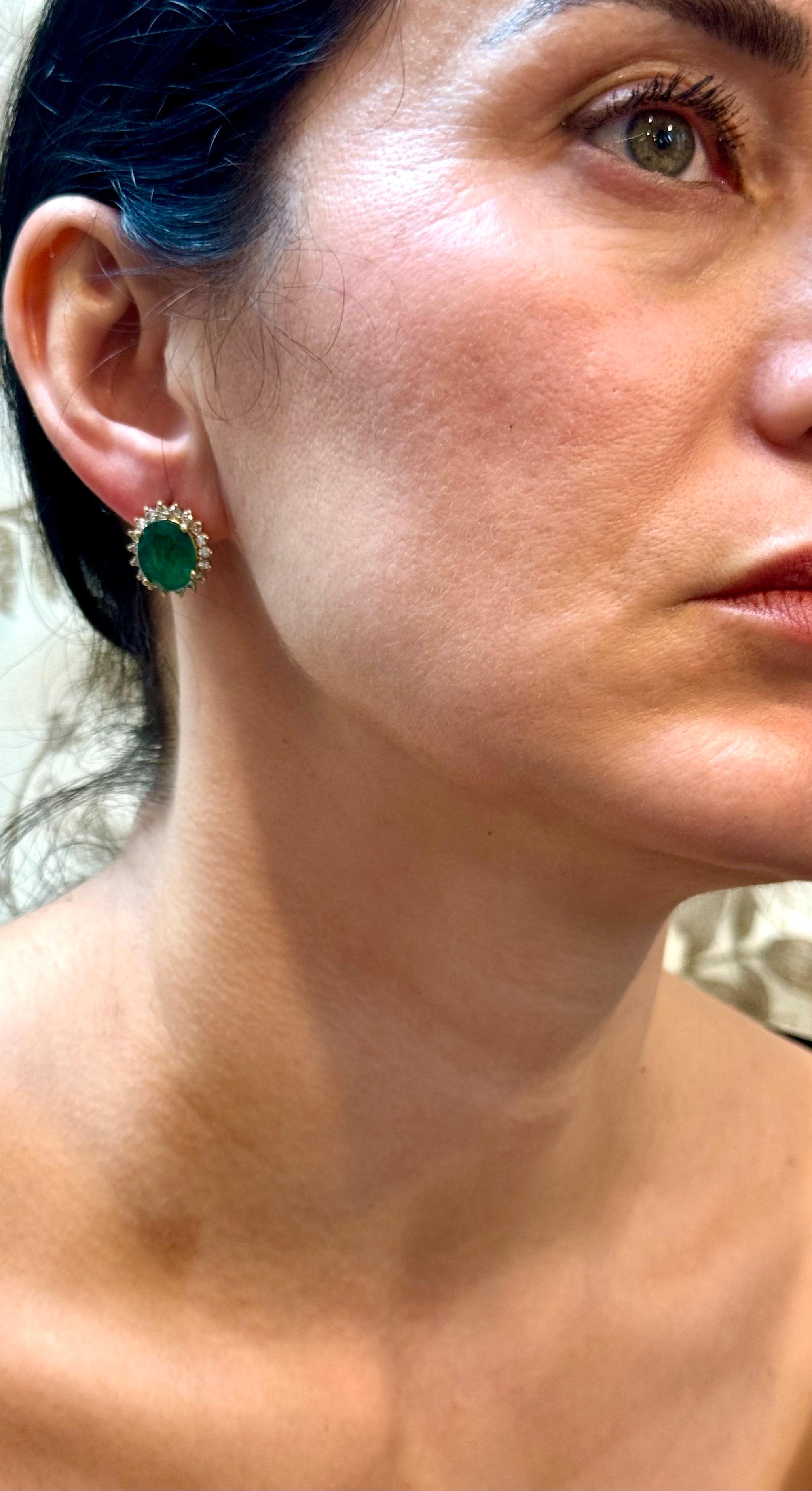 Boucles d'oreilles en or jaune 14 carats, émeraude de forme ovale de 7 carats et diamants de 1,5 carat en vente 15