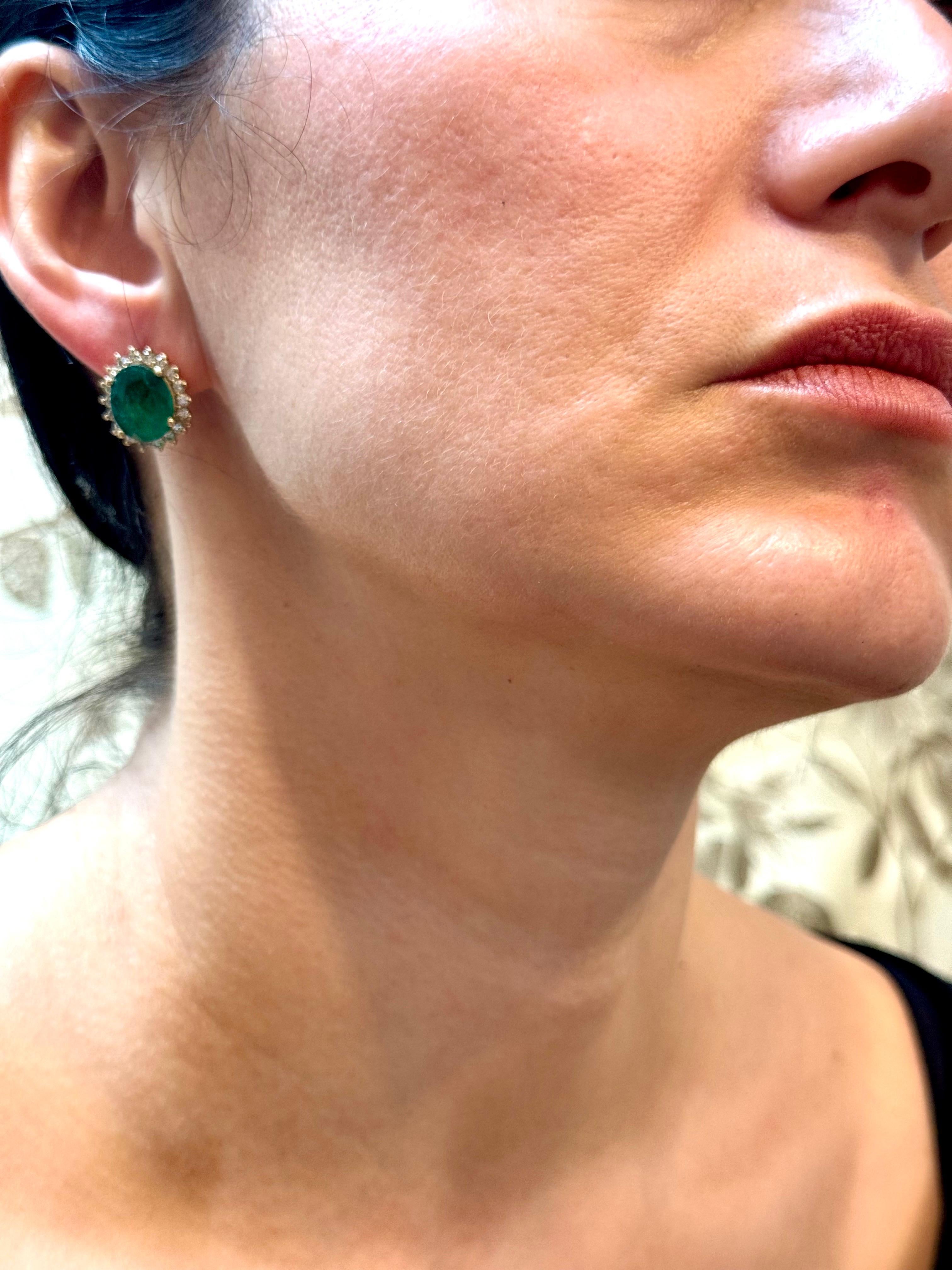 Boucles d'oreilles en or jaune 14 carats, émeraude de forme ovale de 7 carats et diamants de 1,5 carat en vente 14