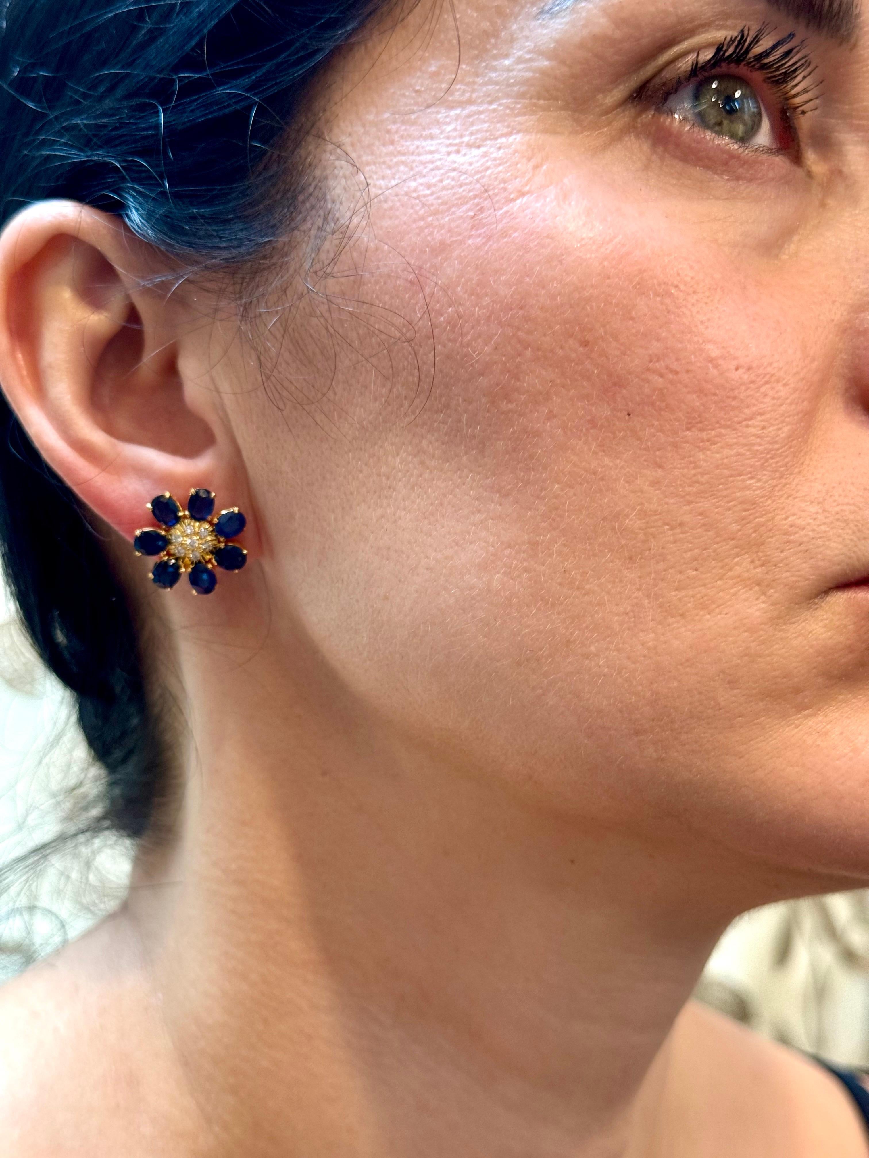 Orecchini a perno con zaffiro naturale e diamanti 7 Petali in oro giallo 18 carati in vendita 10