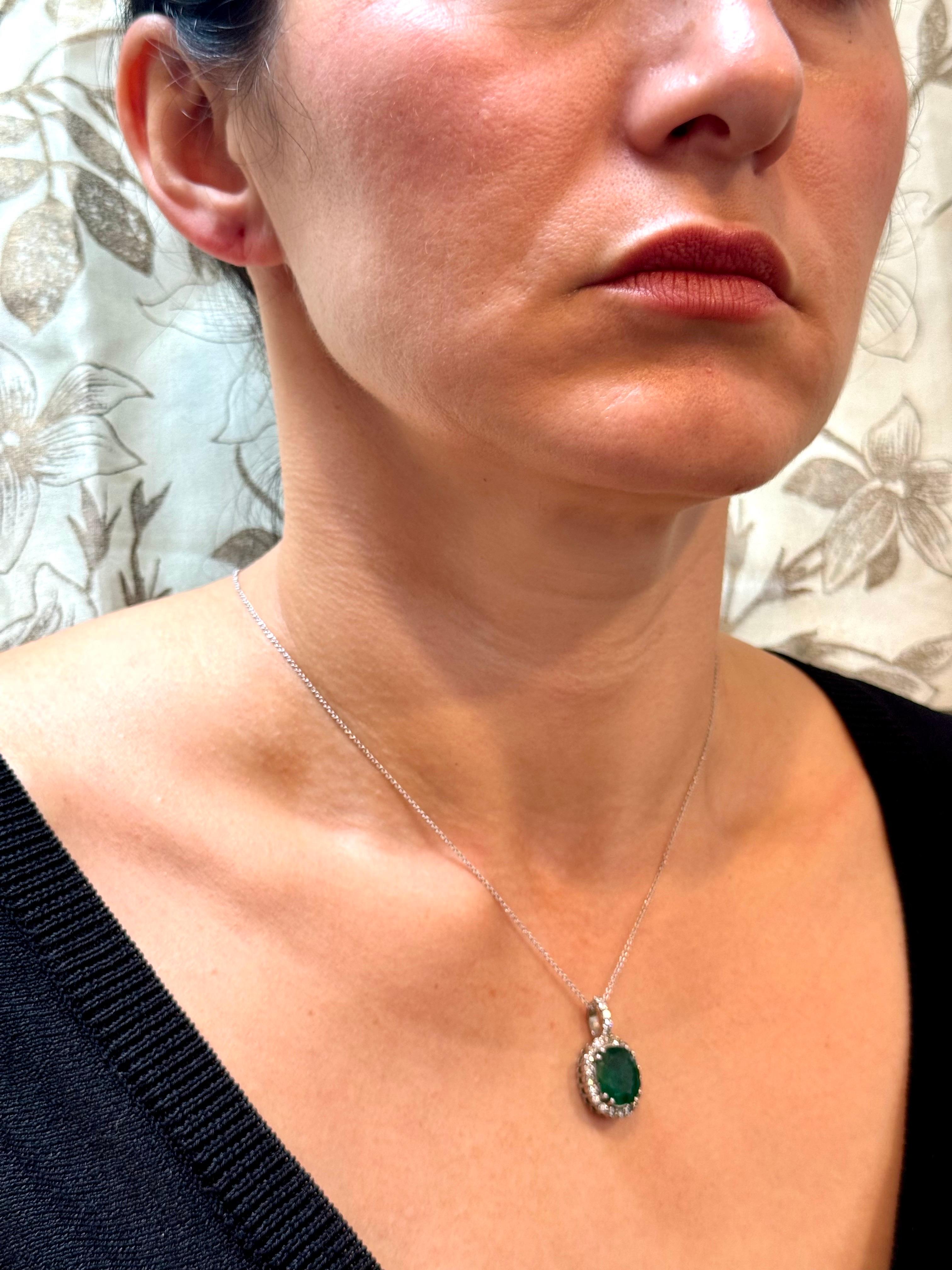 Ciondolo con smeraldo ovale da 5 carati e diamante da 1 carato  Oro bianco 14 Kt con catena in vendita 7