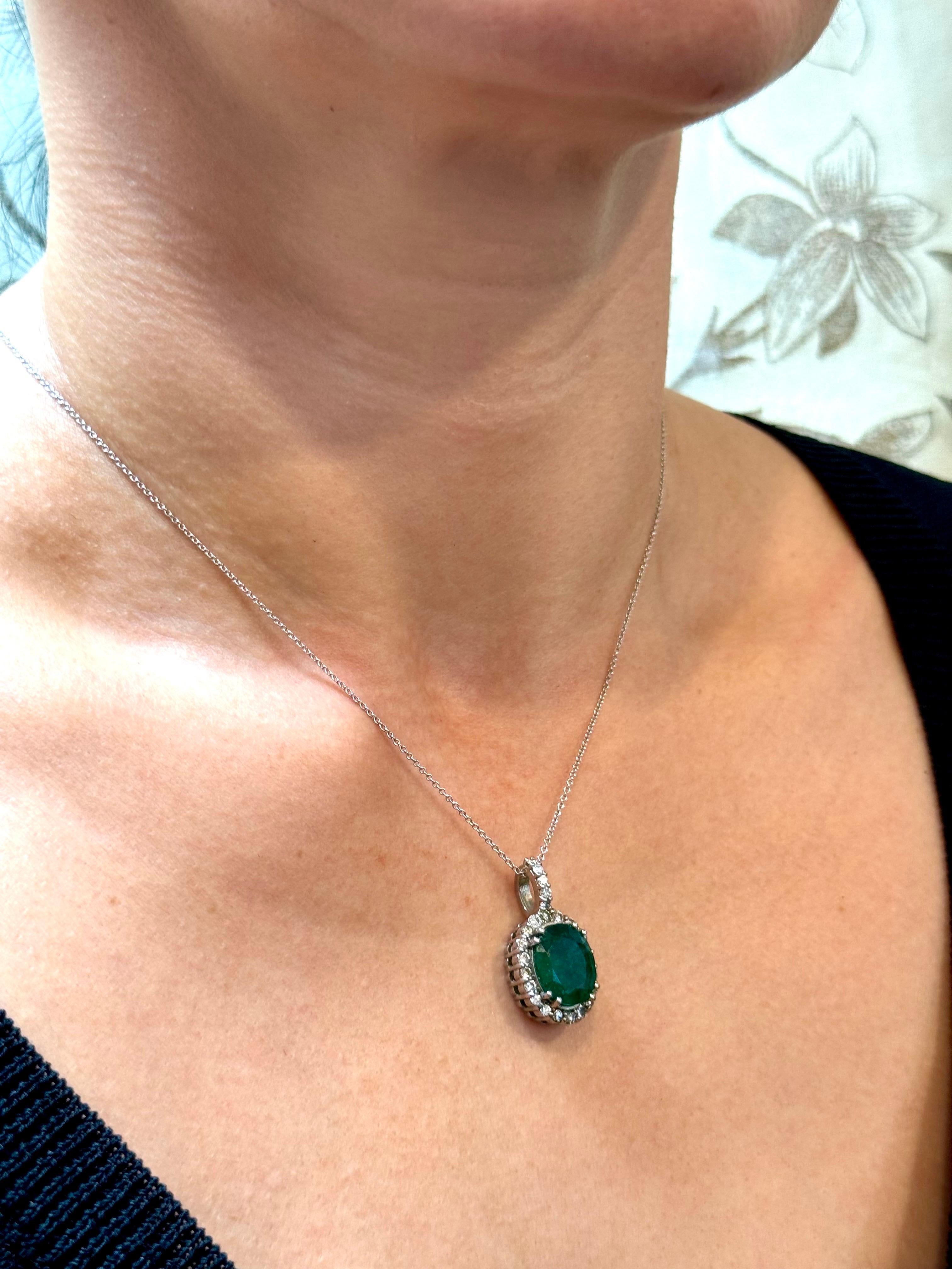 Ciondolo con smeraldo ovale da 5 carati e diamante da 1 carato  Oro bianco 14 Kt con catena in vendita 8