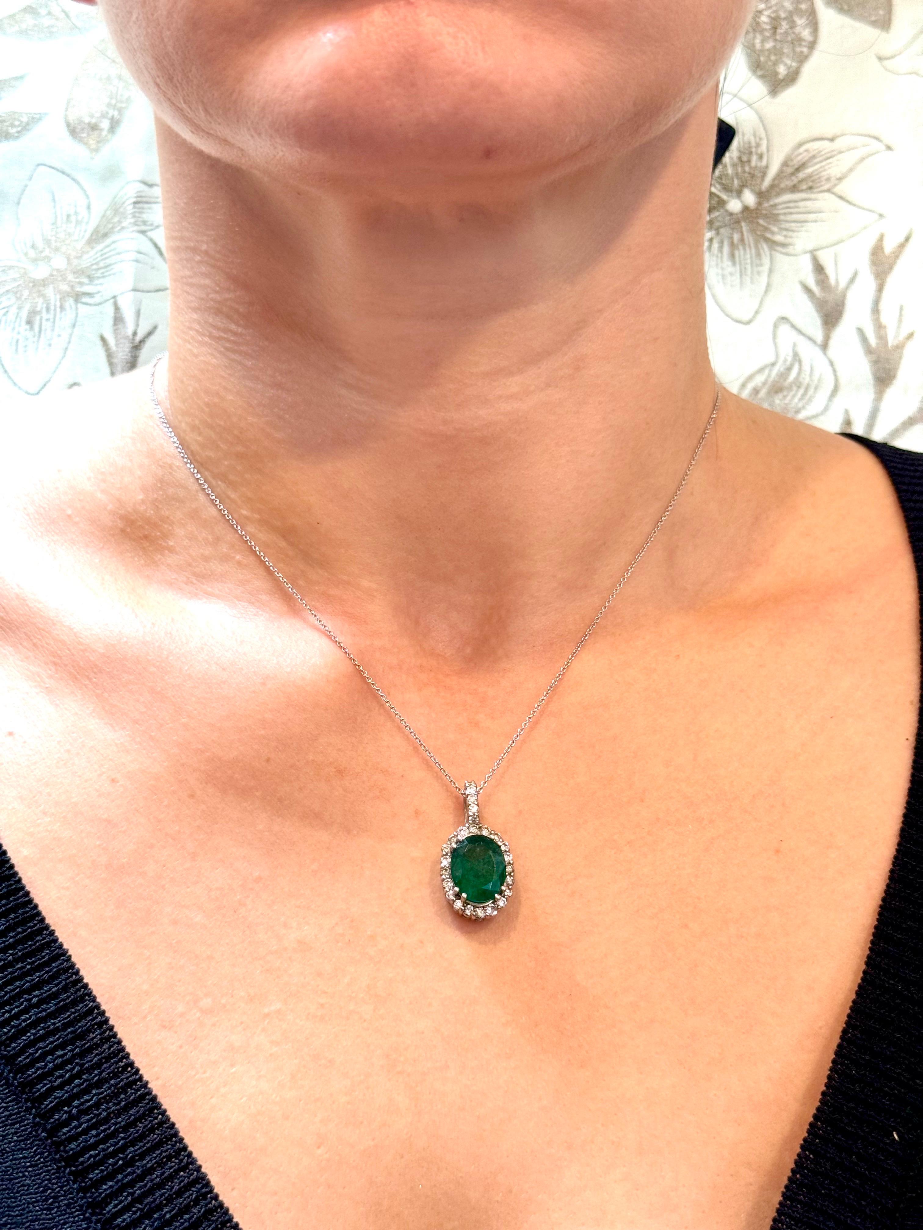 Ciondolo con smeraldo ovale da 5 carati e diamante da 1 carato  Oro bianco 14 Kt con catena in vendita 9