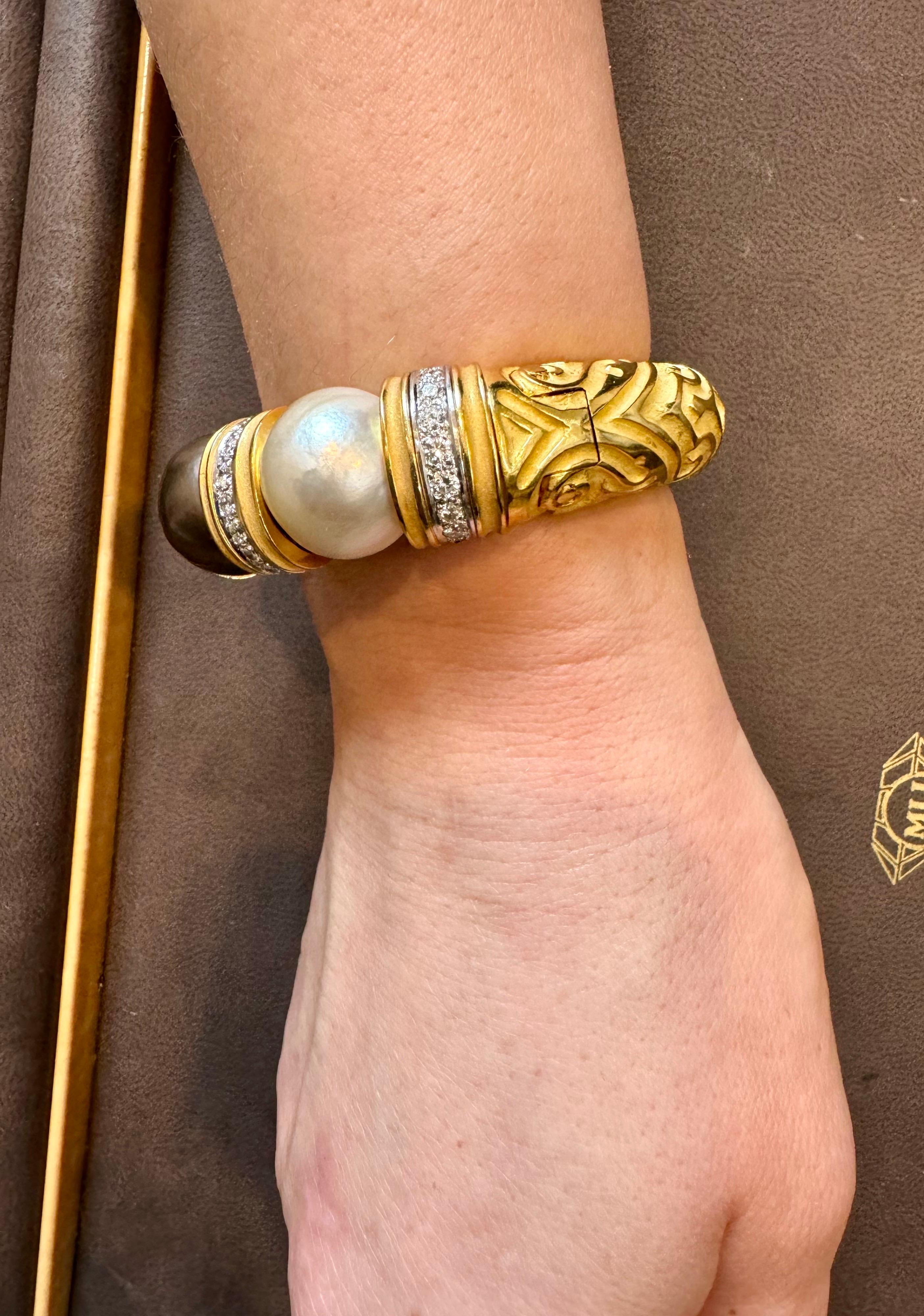 Bracciale con diamanti e perle bianche in oro 18 Kt 115Gm di Robert The Wander Winc in vendita 14