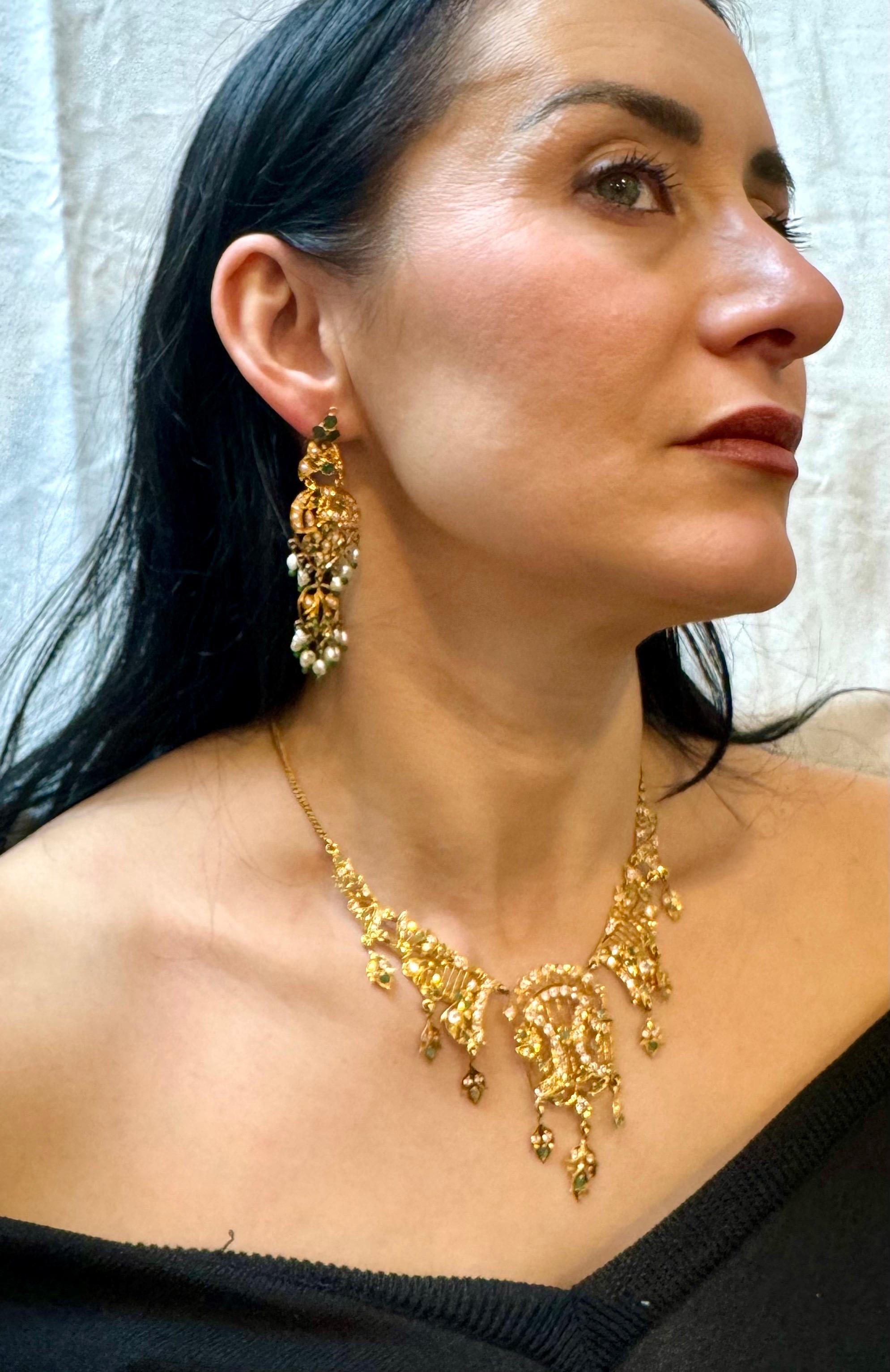 Pure 22k Yellow Gold Necklace Jewelry, Indian Handmade Jewelry for women, can be wear for any occasion and party, best for wedding party and gifts.

Metal is Real Gold

Very old Antique necklace with white and green stone and has matching
