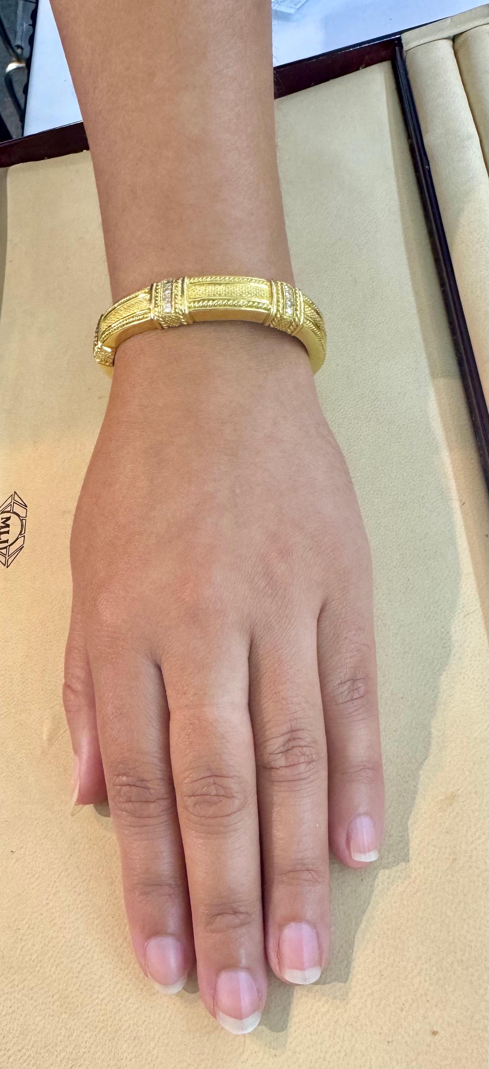 Judith Ripka Hinged  Gold & Diamond Bangle Bracelet 18 KT Yellow Gold 66 Gm For Sale 13