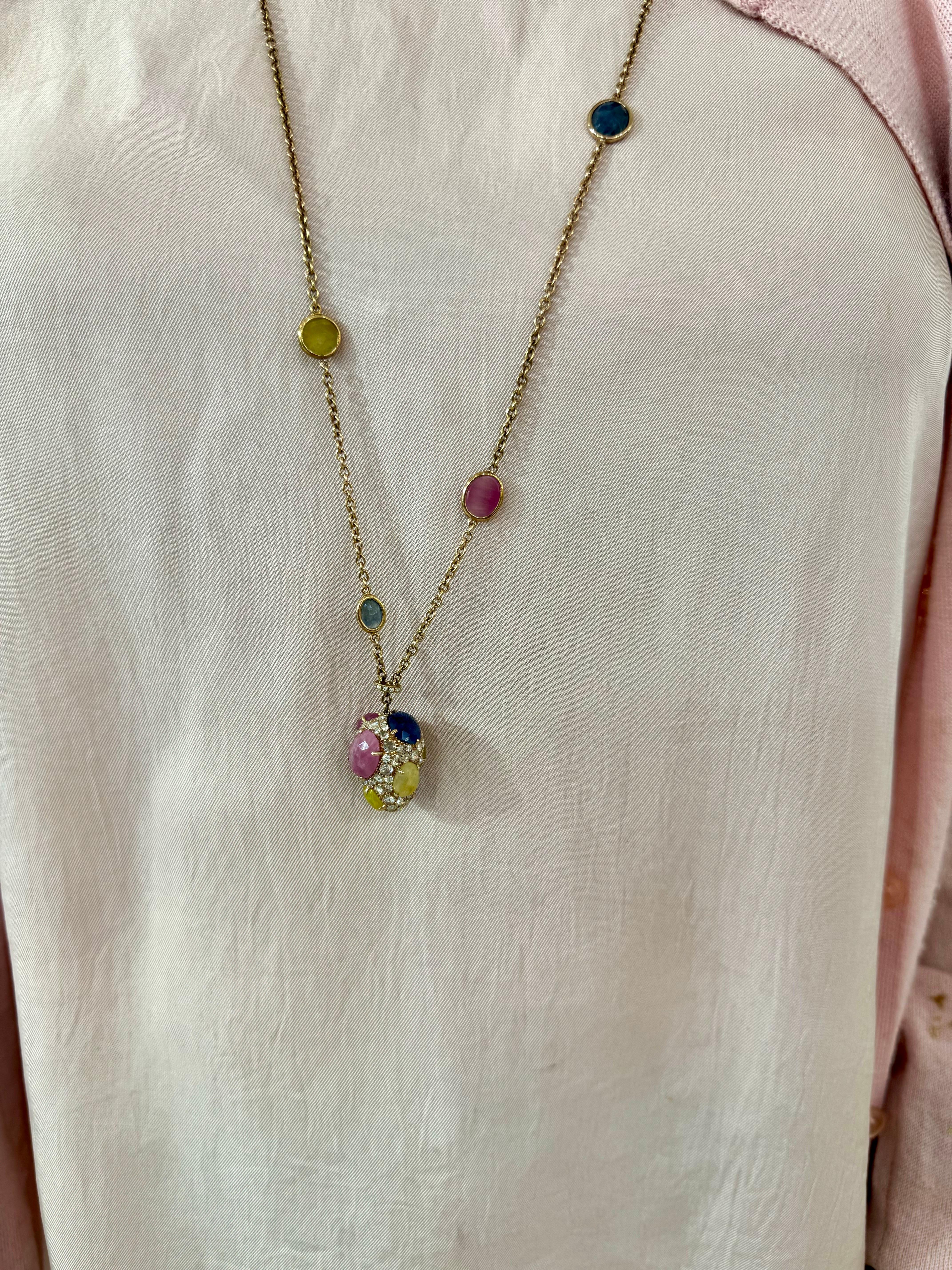 Collana con castone e zaffiri multipli incastonati da 80 carati e con diamanti in oro 18 carati, lunghezza 35