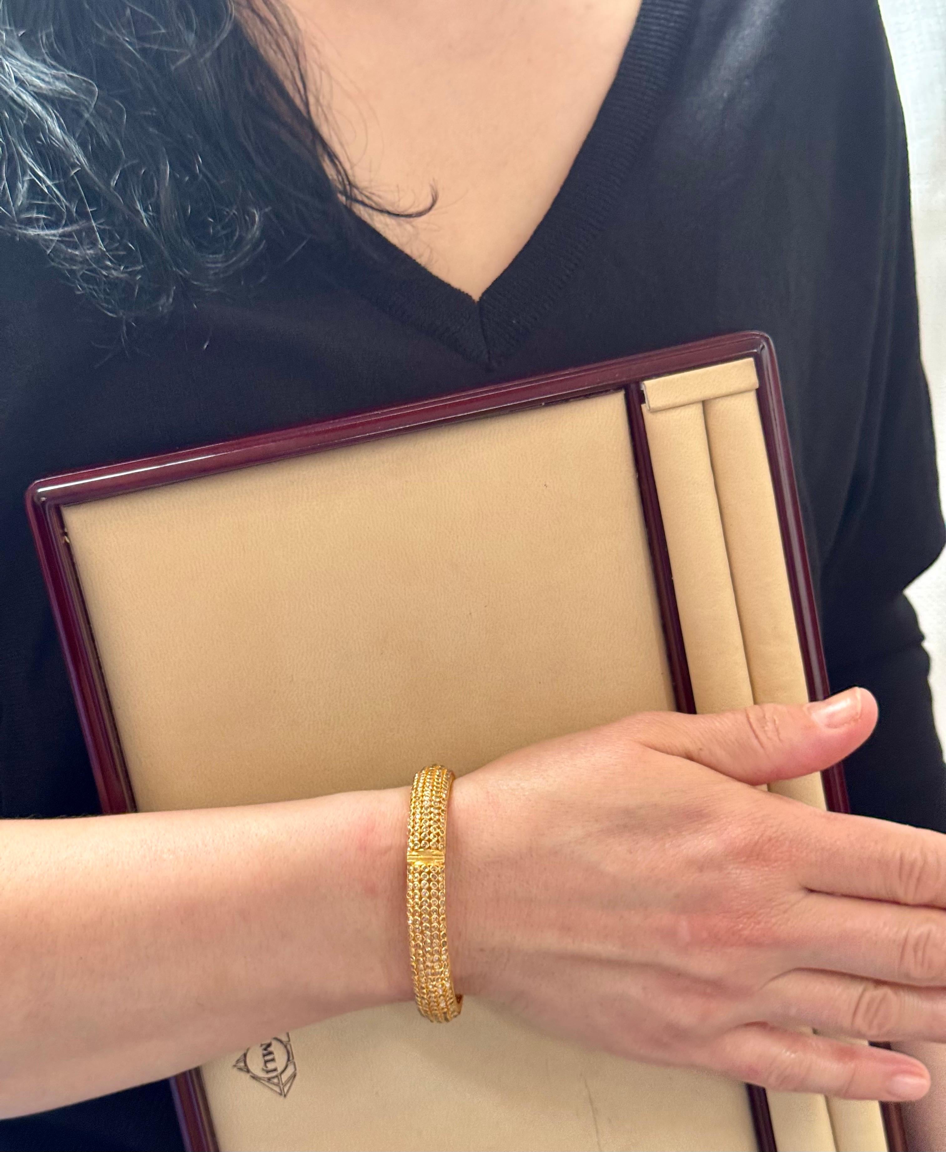 Vintage Eternity-Armreif aus 22 Karat Gelbgold mit 27,6 Gramm, mit 10,77 CH im Angebot 7