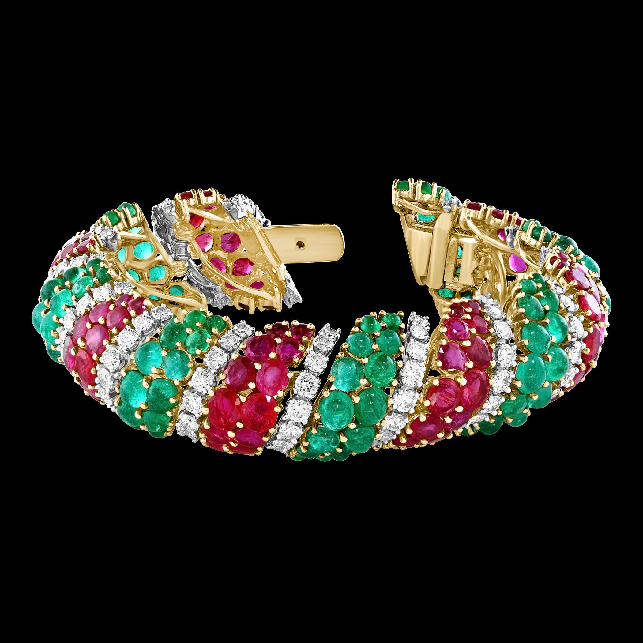 Années 1960, 35 carats d'émeraudes et 35 carats de rubis + 15 carats  Diamant  Bracelet or 18KY, 8 