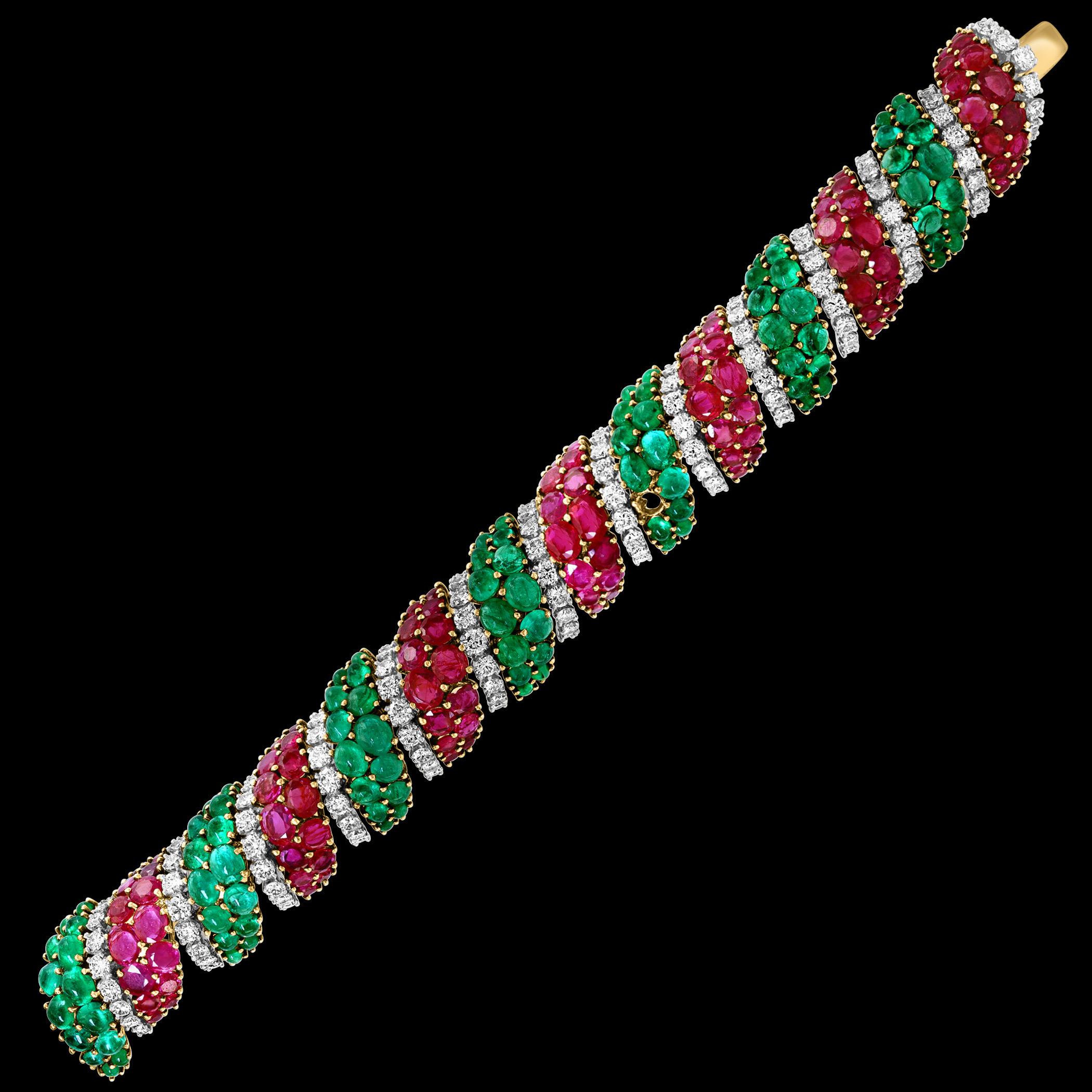 Années 1960, 35 carats d'émeraudes et 35 carats de rubis + 15 carats  Diamant  Bracelet or 18KY, 8 