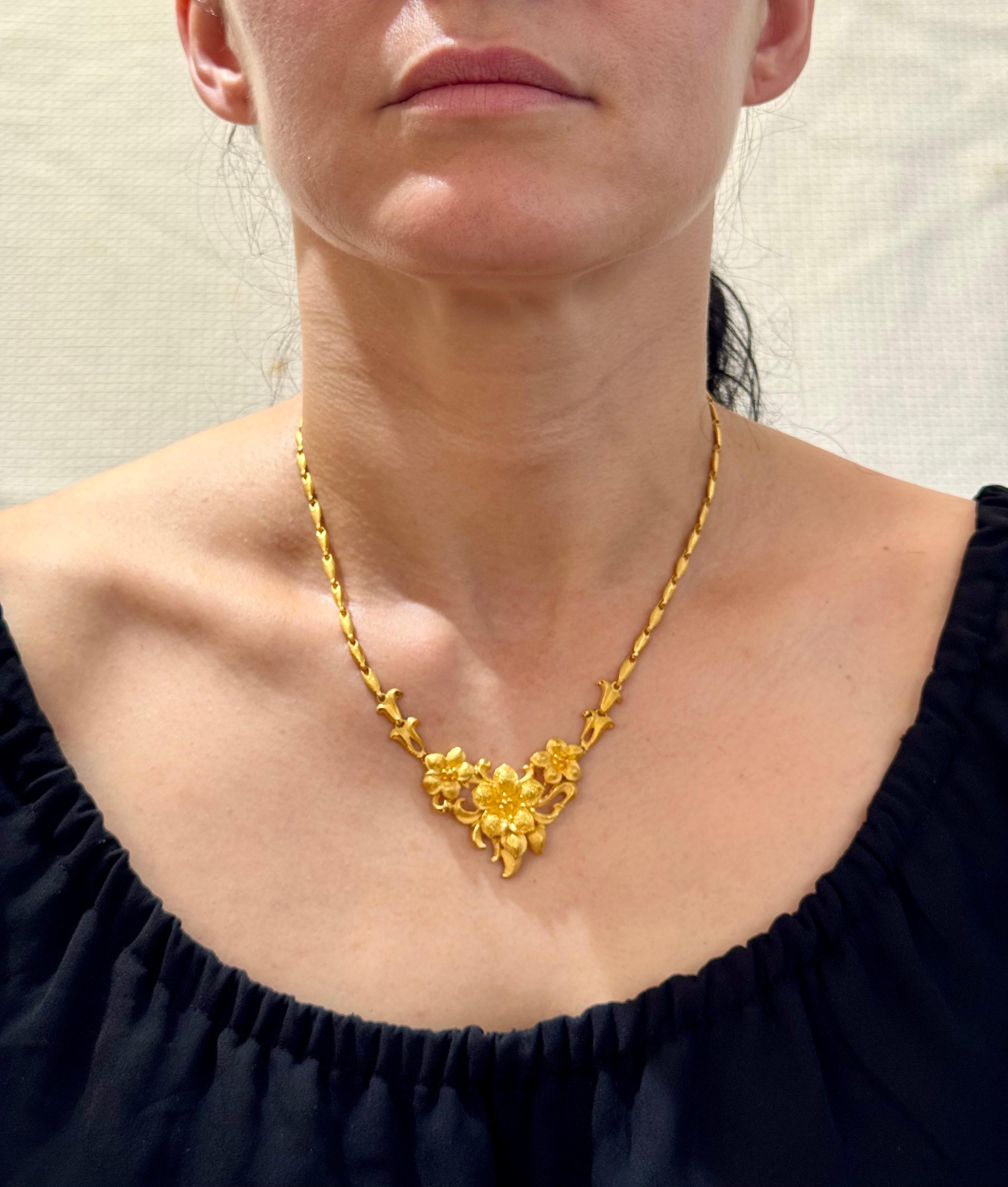 Collana di fiori in oro giallo massiccio di 24 carati Hand Made, 37 grammi, 18 pollici in vendita 8