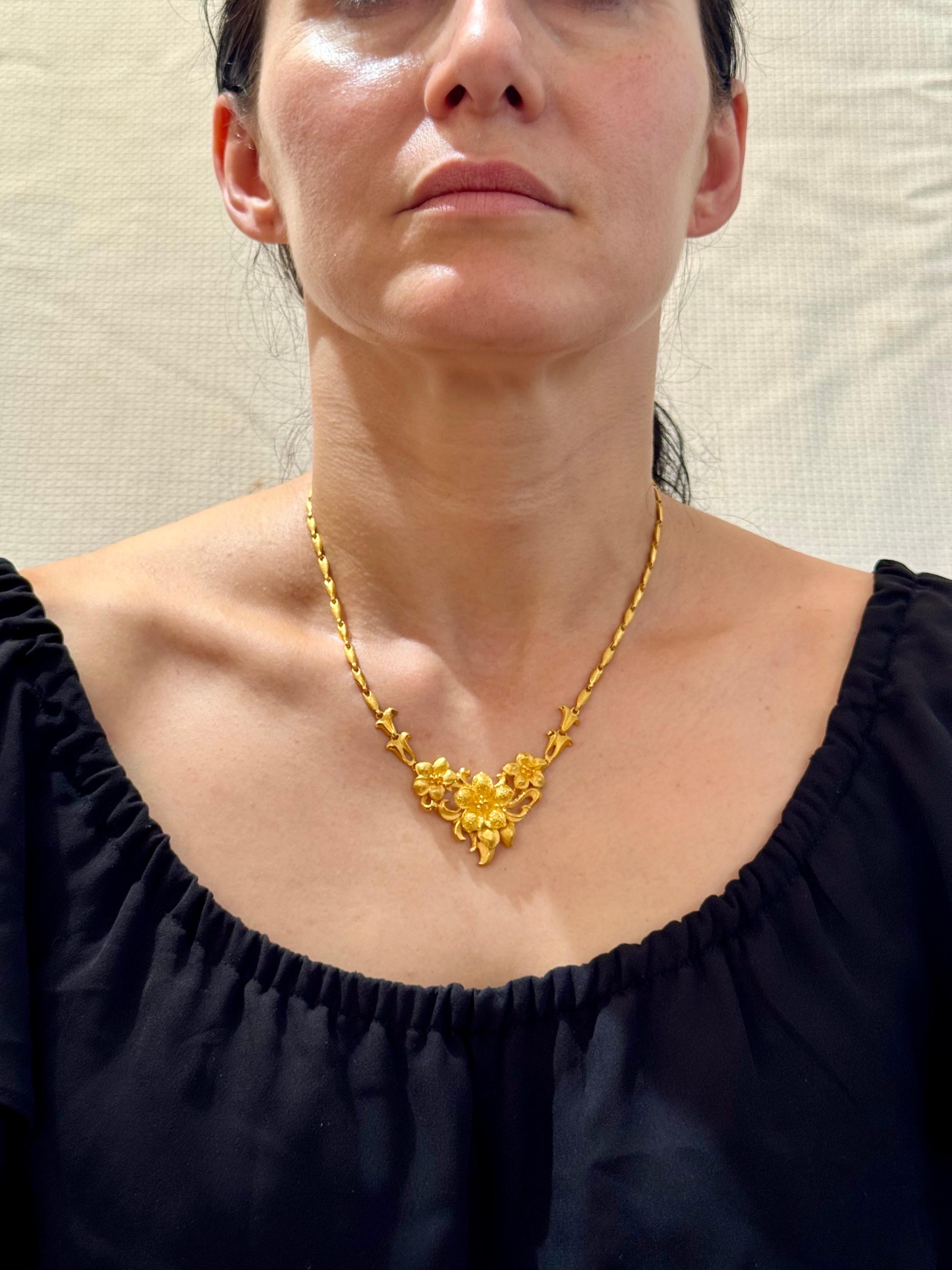 Collana di fiori in oro giallo massiccio di 24 carati Hand Made, 37 grammi, 18 pollici in vendita 7