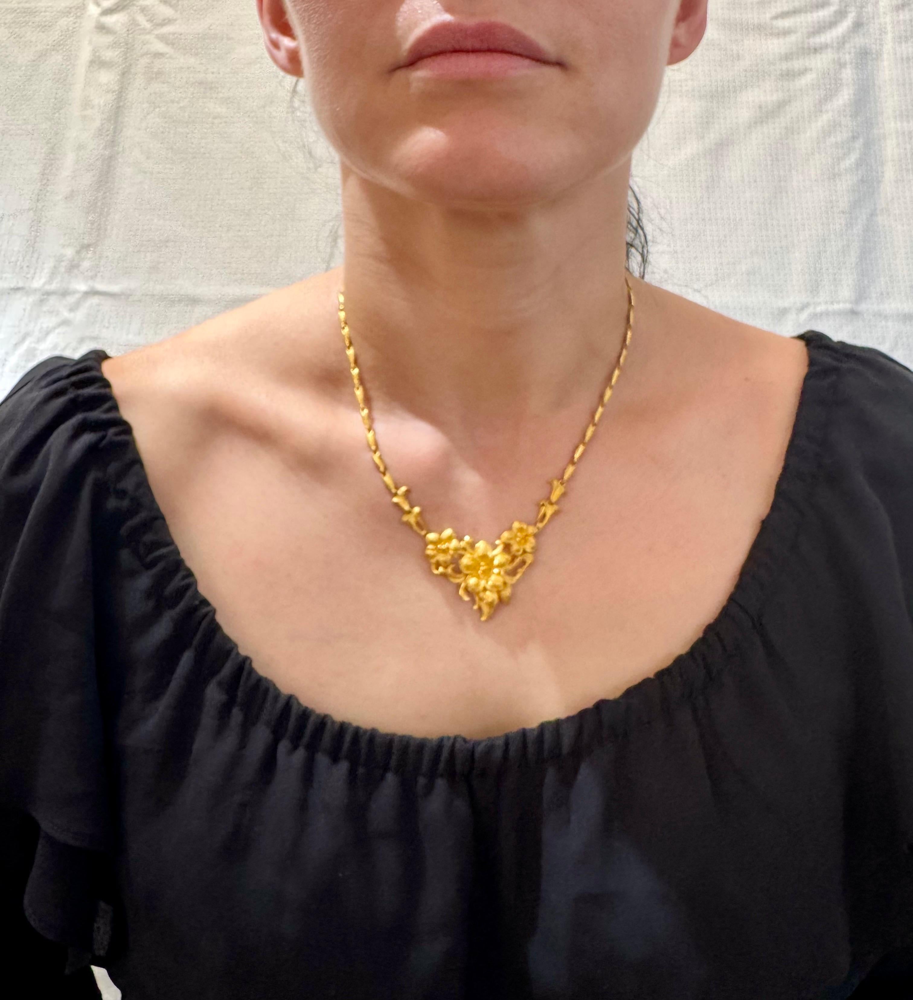 Collana di fiori in oro giallo massiccio di 24 carati Hand Made, 37 grammi, 18 pollici in vendita 10