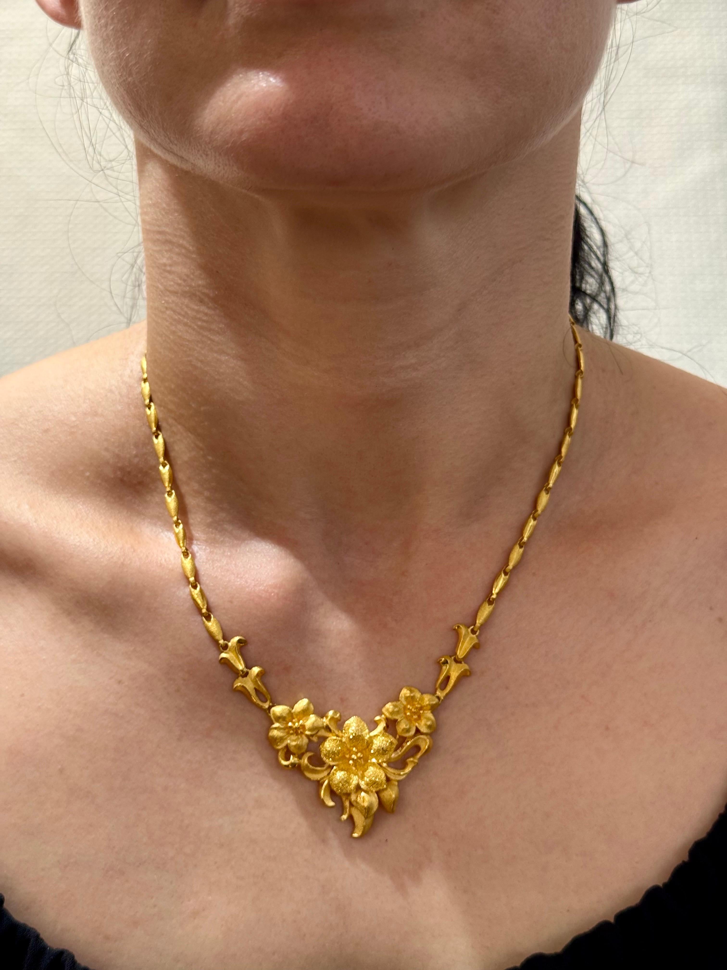 Collana di fiori in oro giallo massiccio di 24 carati Hand Made, 37 grammi, 18 pollici in vendita 9