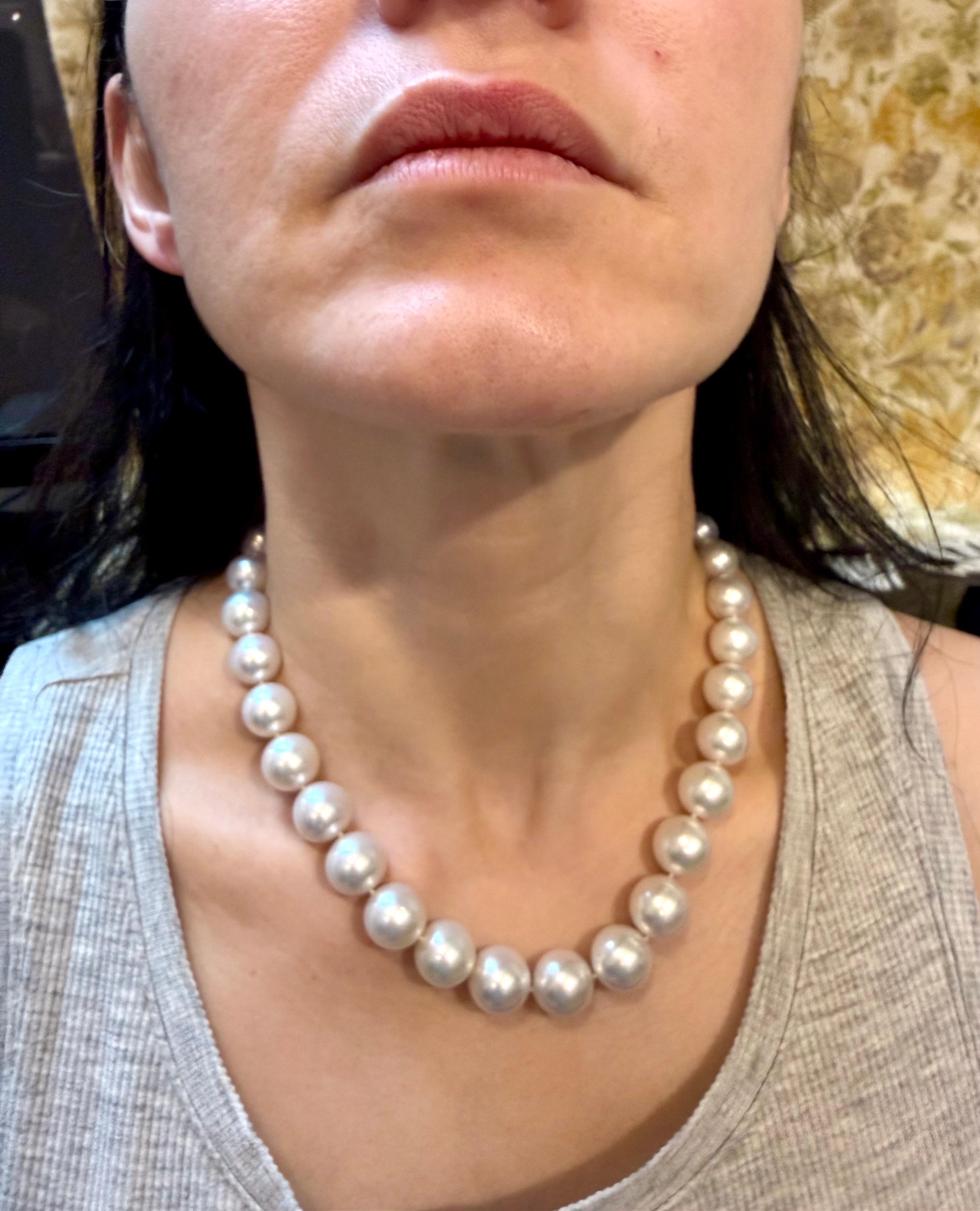 Collana di perle rotonde bianche dei mari del sud da 11,5-15 mm  Chiusura con diamante e rubino, Vintage By in vendita 12