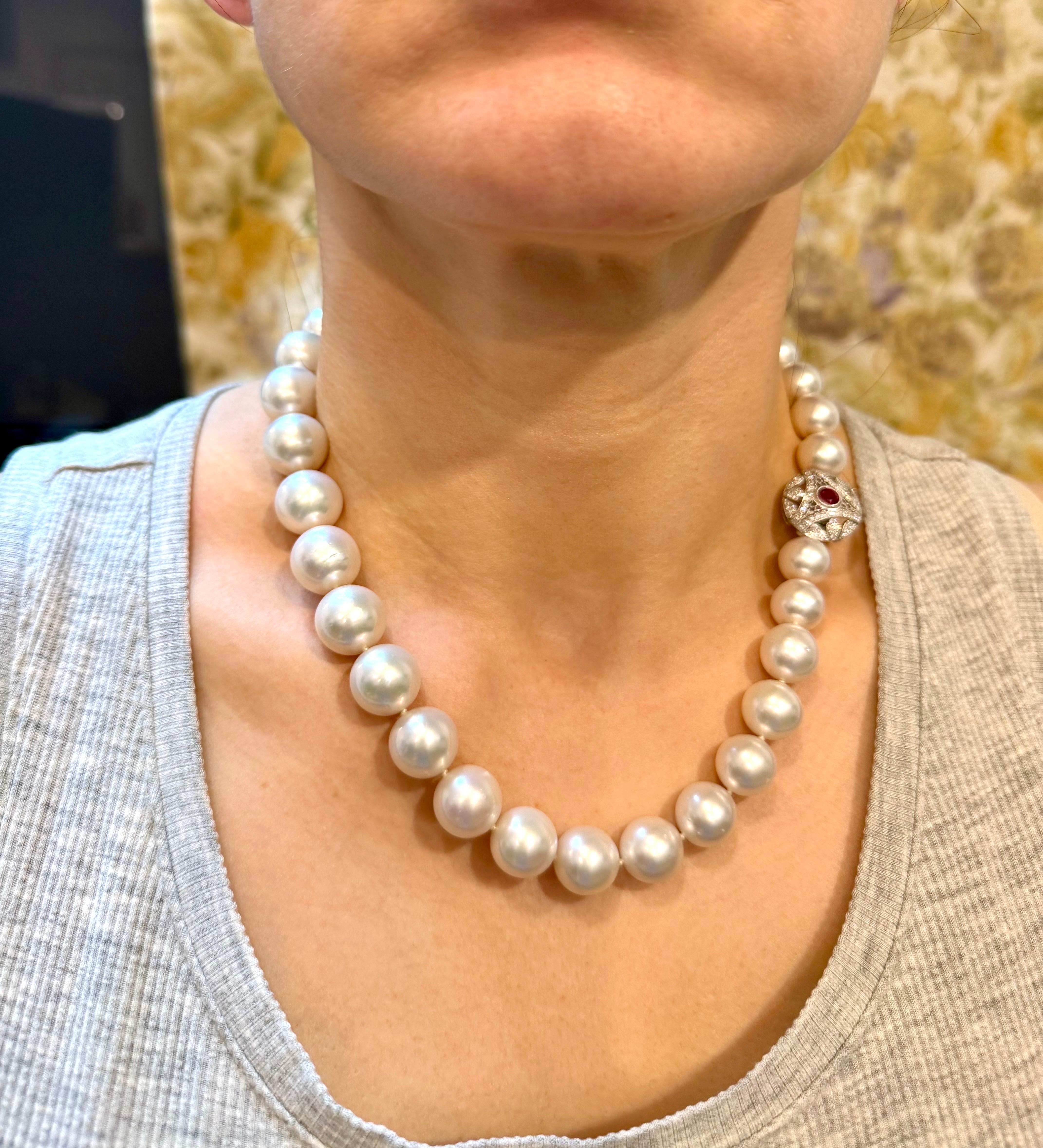 Collana di perle rotonde bianche dei mari del sud da 11,5-15 mm  Chiusura con diamante e rubino, Vintage By in vendita 11