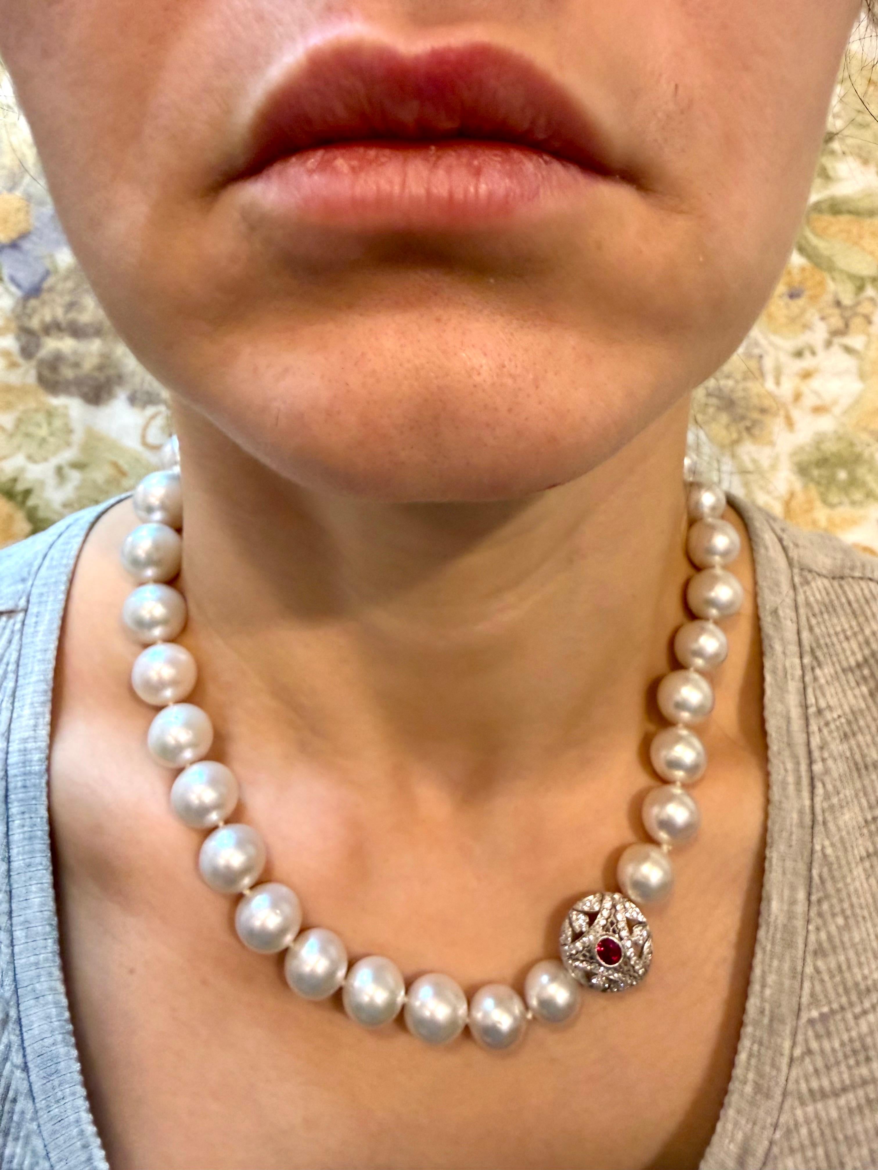 Collana di perle rotonde bianche dei mari del sud da 11,5-15 mm  Chiusura con diamante e rubino, Vintage By in vendita 13