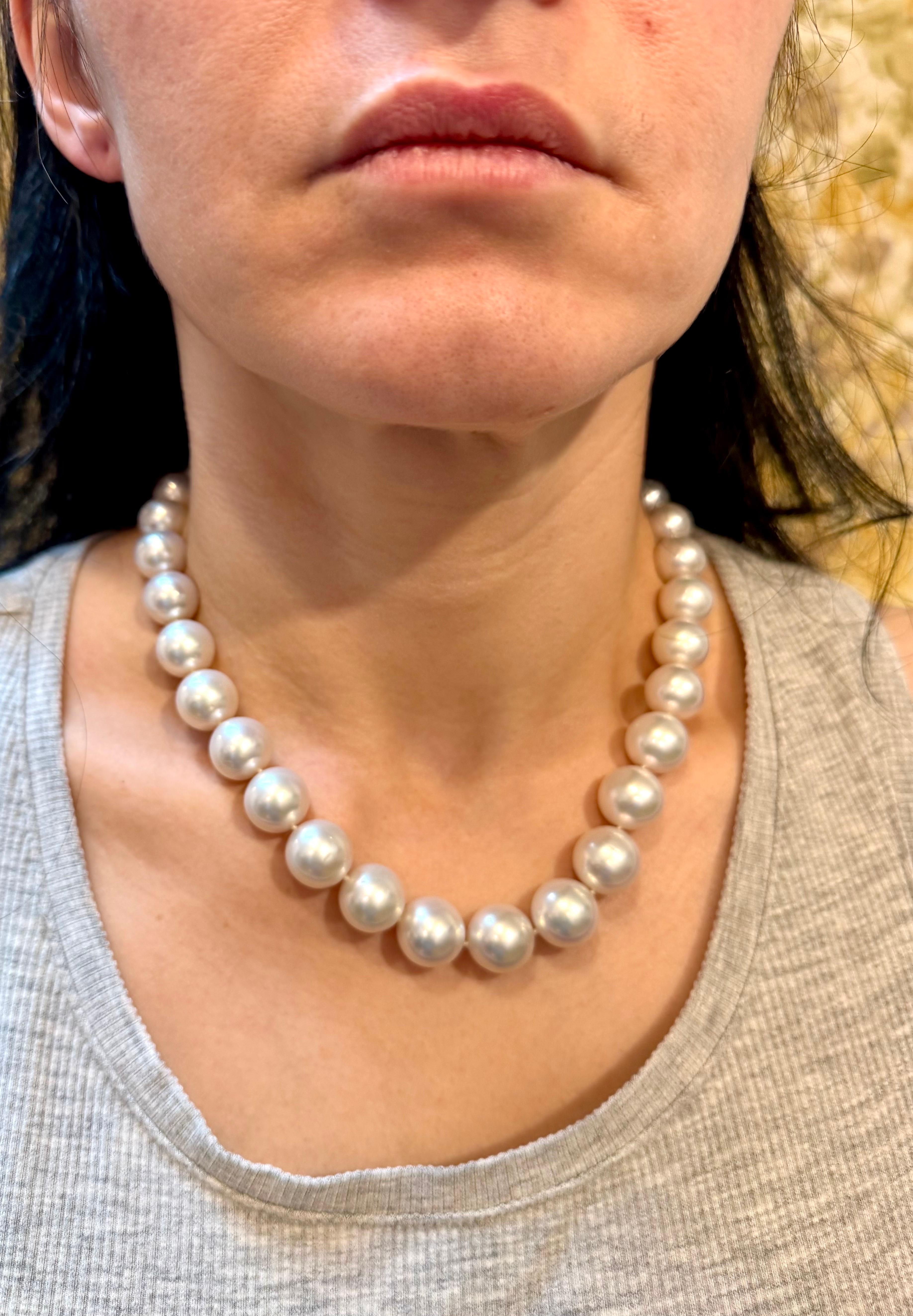 Collana di perle rotonde bianche dei mari del sud da 11,5-15 mm  Chiusura con diamante e rubino, Vintage By in vendita 14