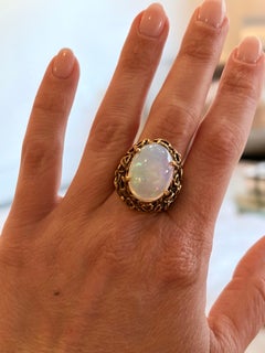 Vintage 11 Carat Oval Shape Ethiopian Opal Cocktail Ring 14kt Yellow Gold Ring