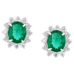 8 Karat ovaler kolumbianischer Smaragd & 2,5 Karat Diamant-Ohrringe mit Post-Rücken aus 18 Karat Weißgold
