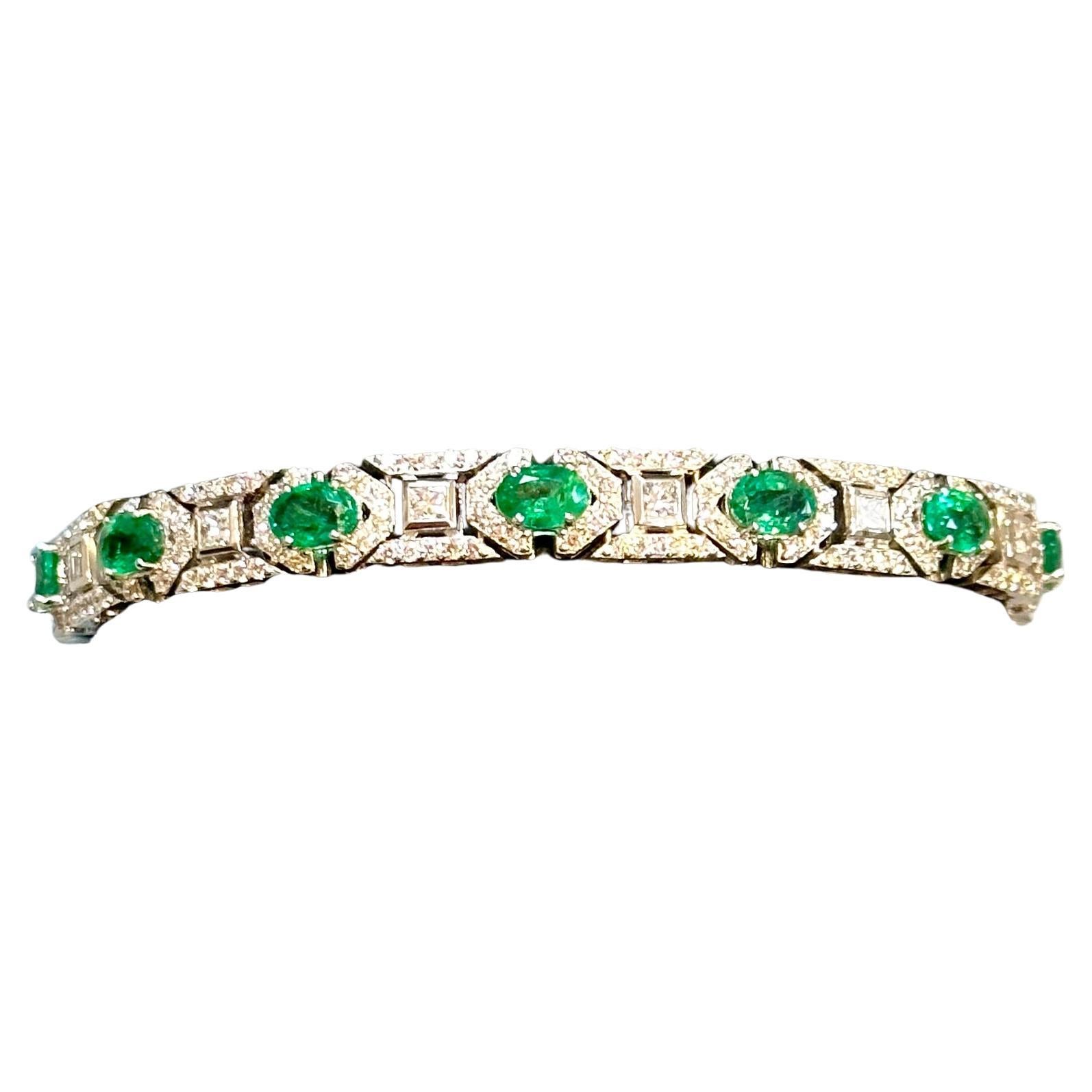 Il s'agit d'un magnifique bracelet de tennis en émeraude naturelle de Zambie. Il contient des émeraudes de très haute qualité et des diamants de très bonne qualité ( vsi ) clarté et couleur G .

Émeraude : 5,85 cts
diamants : 4.06 cts
or : 20,17