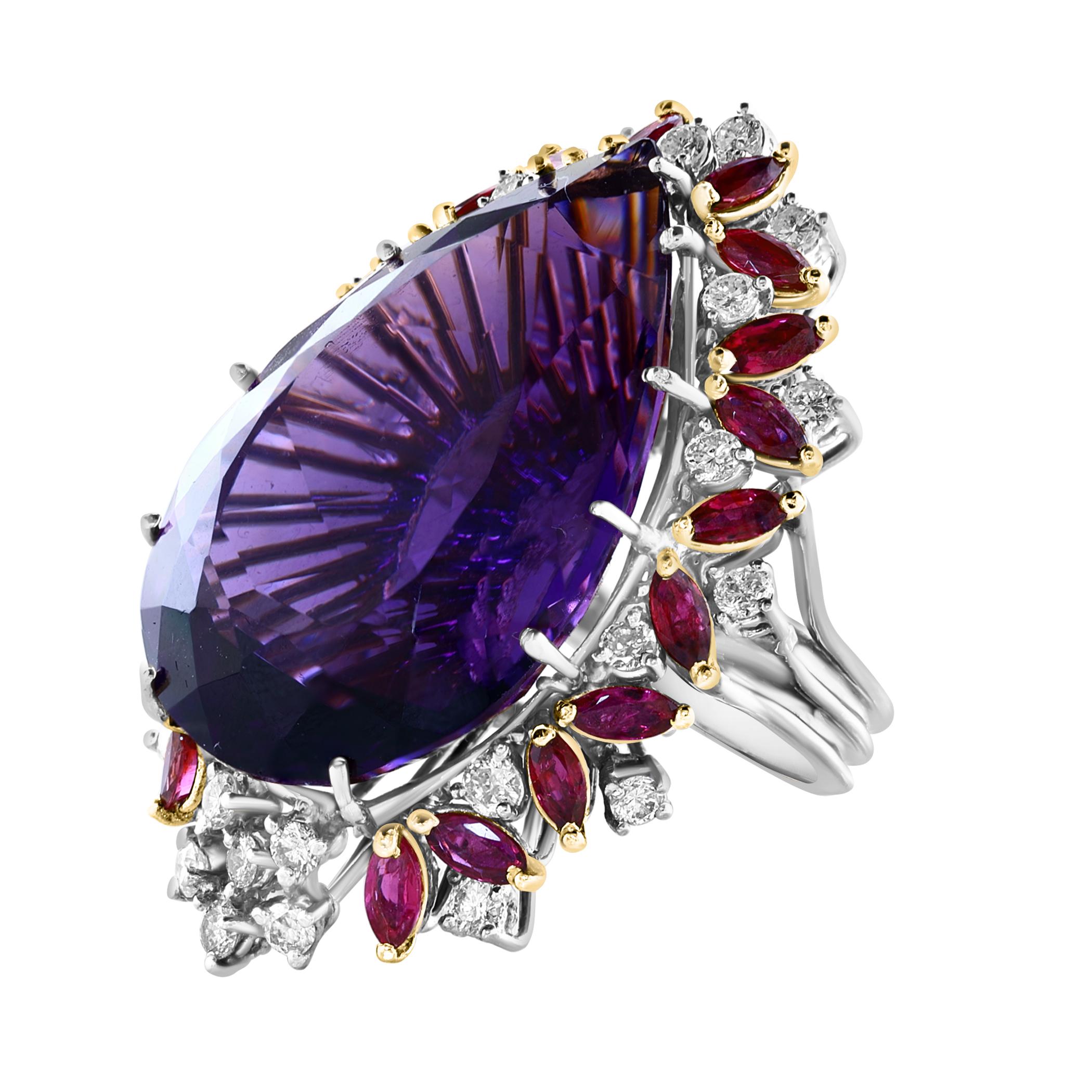 Presentamos un anillo de cóctel atemporal con un impresionante  50 Ct que miden 32 X 23 Amatista en forma de pera y diamante con Rubí Anillo. Este anillo exhibe una Amatista natural de colores fascinantes, de excelente calidad y claridad. La