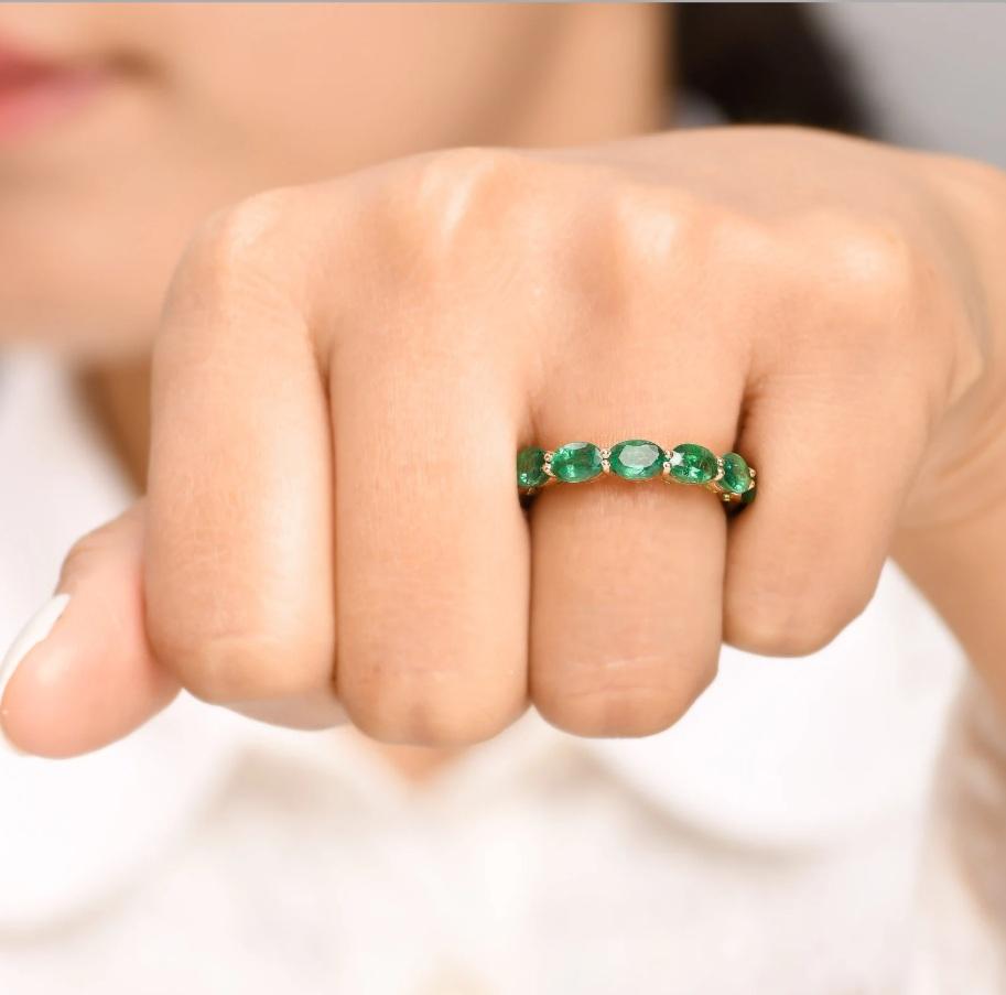 Ring aus natürlichem sambischem Smaragd und Saphir aus 18 Karat Gold im Zustand „Neu“ im Angebot in New York, NY