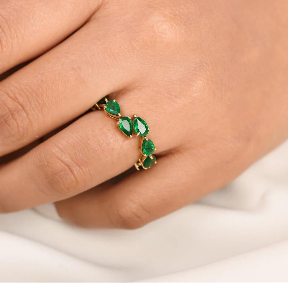 Natürlicher sambischer Smaragd  Schlangenbandring aus 18k Gold im Zustand „Neu“ im Angebot in New York, NY