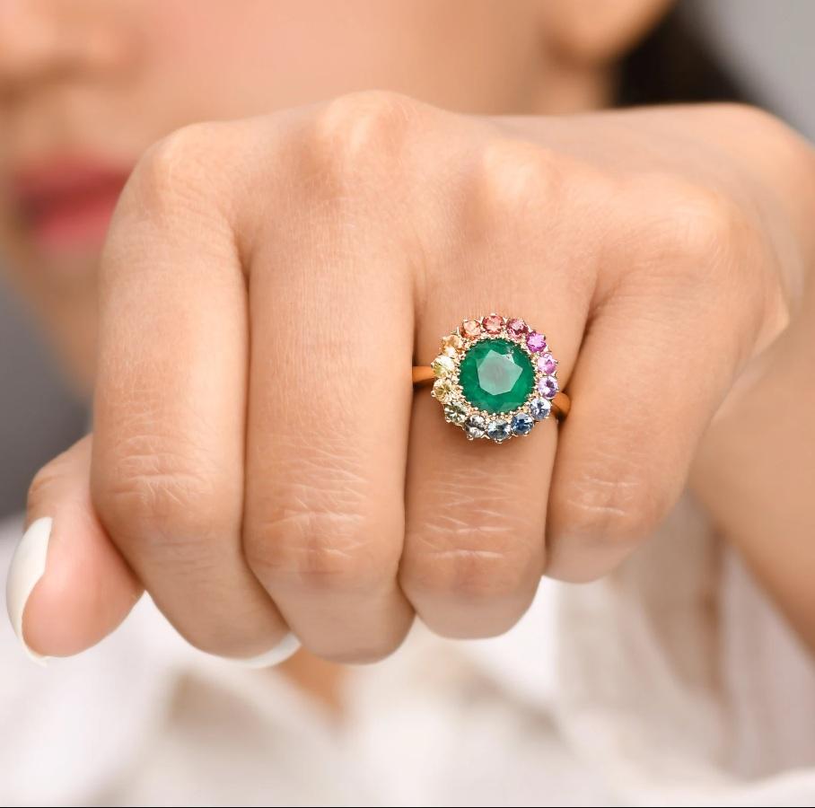 Ring aus natürlichem sambischen Smaragd und Regenbogensaphir aus 18 Karat Gold im Zustand „Neu“ im Angebot in New York, NY