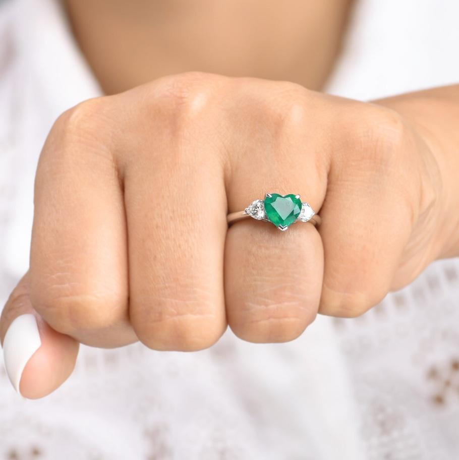 Natürlicher Smaragd-Diamantring aus 18 Karat Gold im Zustand „Neu“ im Angebot in New York, NY
