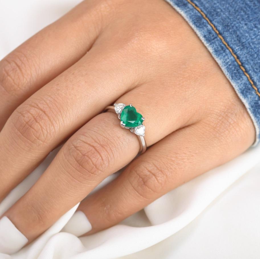 Natürlicher Smaragd-Diamantring aus 18 Karat Gold Damen im Angebot