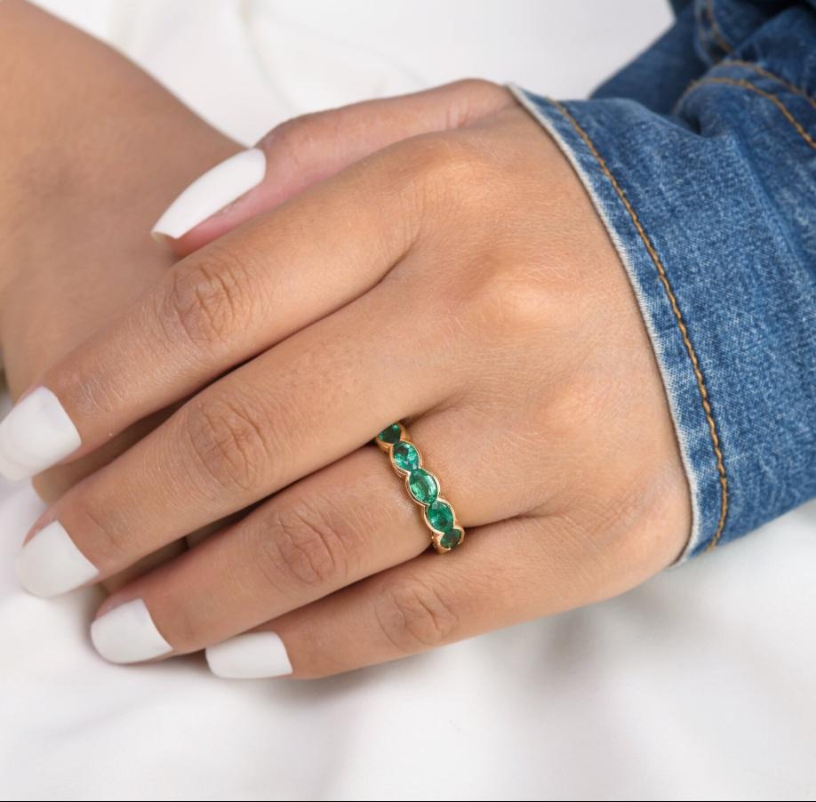 Ring mit natürlichem sambischem Smaragd aus 18 Karat Gold im Zustand „Neu“ im Angebot in New York, NY