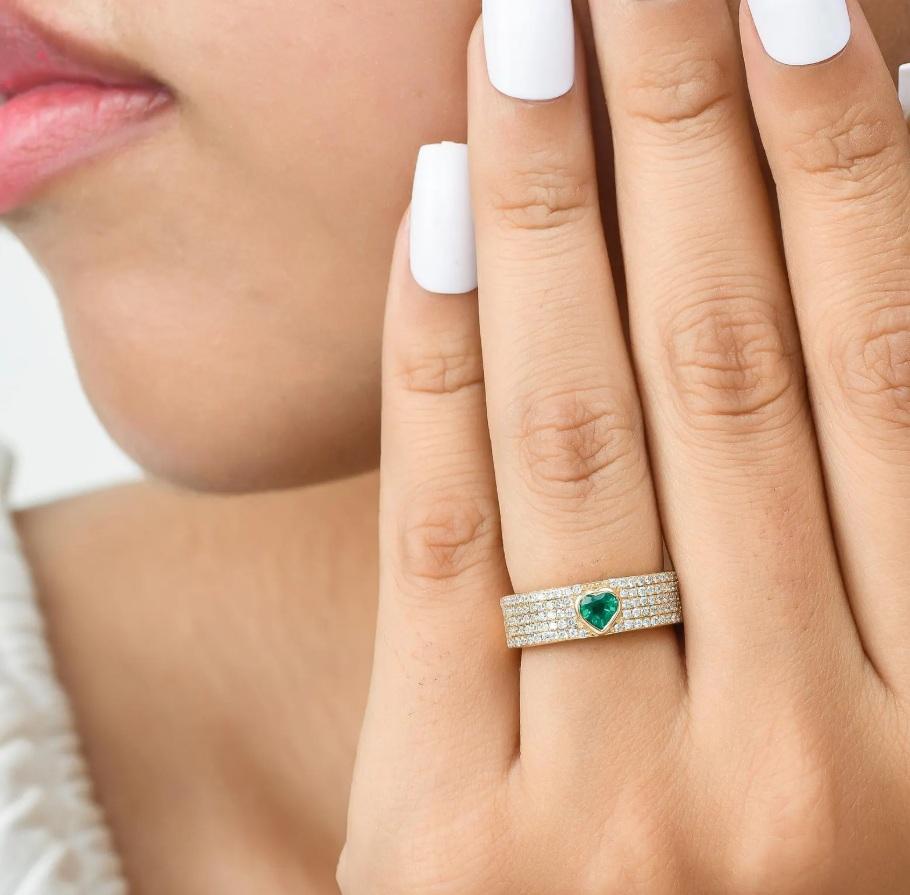 Natürlicher sambischer Smaragd Diamant Herzring 18k Gold im Zustand „Neu“ im Angebot in New York, NY